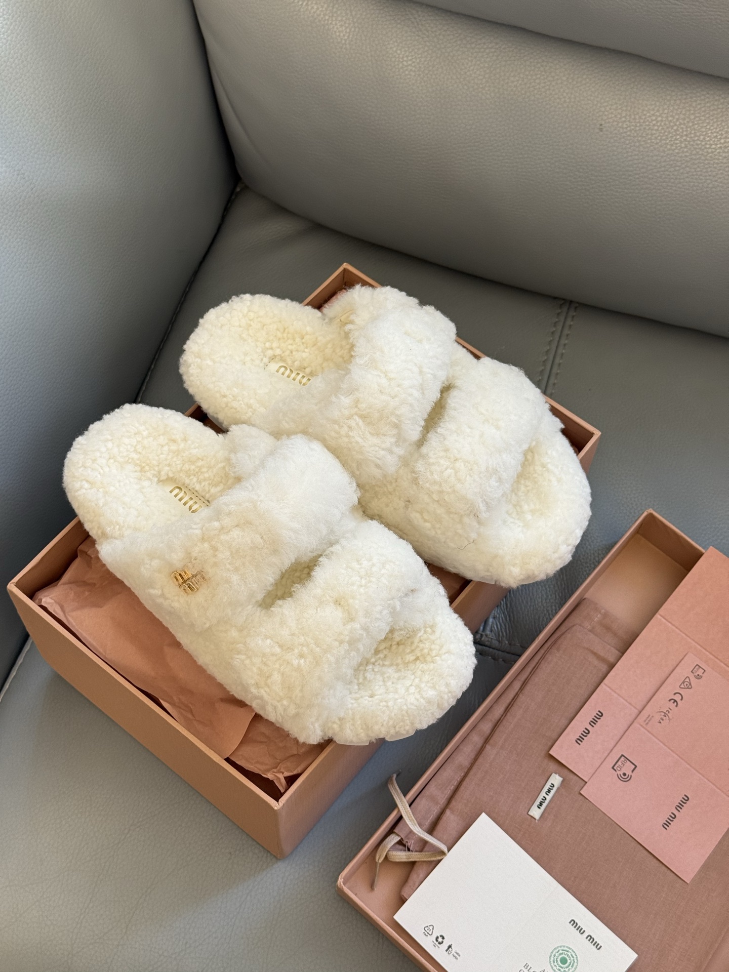 NO:464958,Top quality with airplane box*10 miumiu fw25 new arrival ~ ||New wool slippers for autumn and winter, buckle wool slippers, items that close eyes in autumn and winter, good to wear, warm and fashionable, and not picky about the feet. The fur is made of lamb wool material, real material size 35-41, fur slippers, miumiu, slippers19860909顶级品质 配飞机盒*10 miumiu fw25 new arrival～ ||秋冬新款羊毛拖鞋 搭扣款羊毛拖鞋,秋冬闭眼入的单品 好穿好看,保暖又洋气,且不挑脚型哦 皮毛一体羊羔毛材质,真才实料 size 35-41,毛毛鞋拖鞋,miumiu,slippers,Women's Shoes