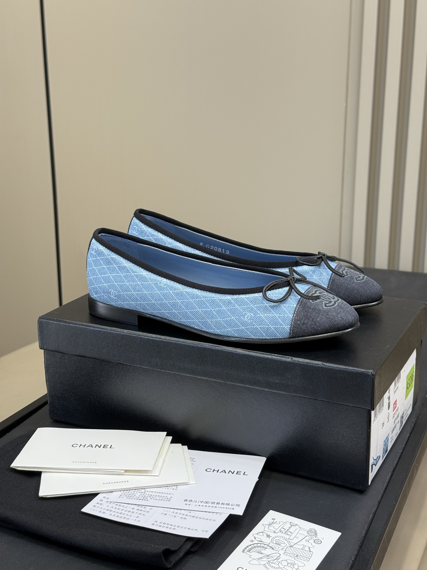 NO:494597,Top quality chanel classic ballet shoes + 25 new color scheme retains the most popular color scheme, with upgraded materials and details!  A pair of shoes that are indispensable in anyone’s youth!  The latest upgraded version, the counter model has been adjusted in the upper lines and subtle areas. All classic models are usually a process of continuous optimization!  Top version; latest details!  You can buy the version and compare it slowly, which is very different from the old version!  Get upgraded to the counter to upgrade the new version!  size 34-43 (34 40 41 42 43 customized non-return), ballet shoes, chanel19860909顶级品质 chanel 经典芭蕾舞鞋+25新配色 保留了最受青睐的配色,材质和细节都有升级！ 谁的青春里,都少不了的一双鞋！ 最新升级版本,专柜款在鞋面线条以及细微处有调整的,但凡经典款一般都确实是不断在优化的一个过程！ 顶级版版；最新细节！可以买版去慢慢比对,跟老版本很多区别的！ 拿升级对专柜升级新版本的哦！ size 34-43（34 40 41 42 43定做不退换）,芭蕾舞鞋,chanel,Women's Shoes