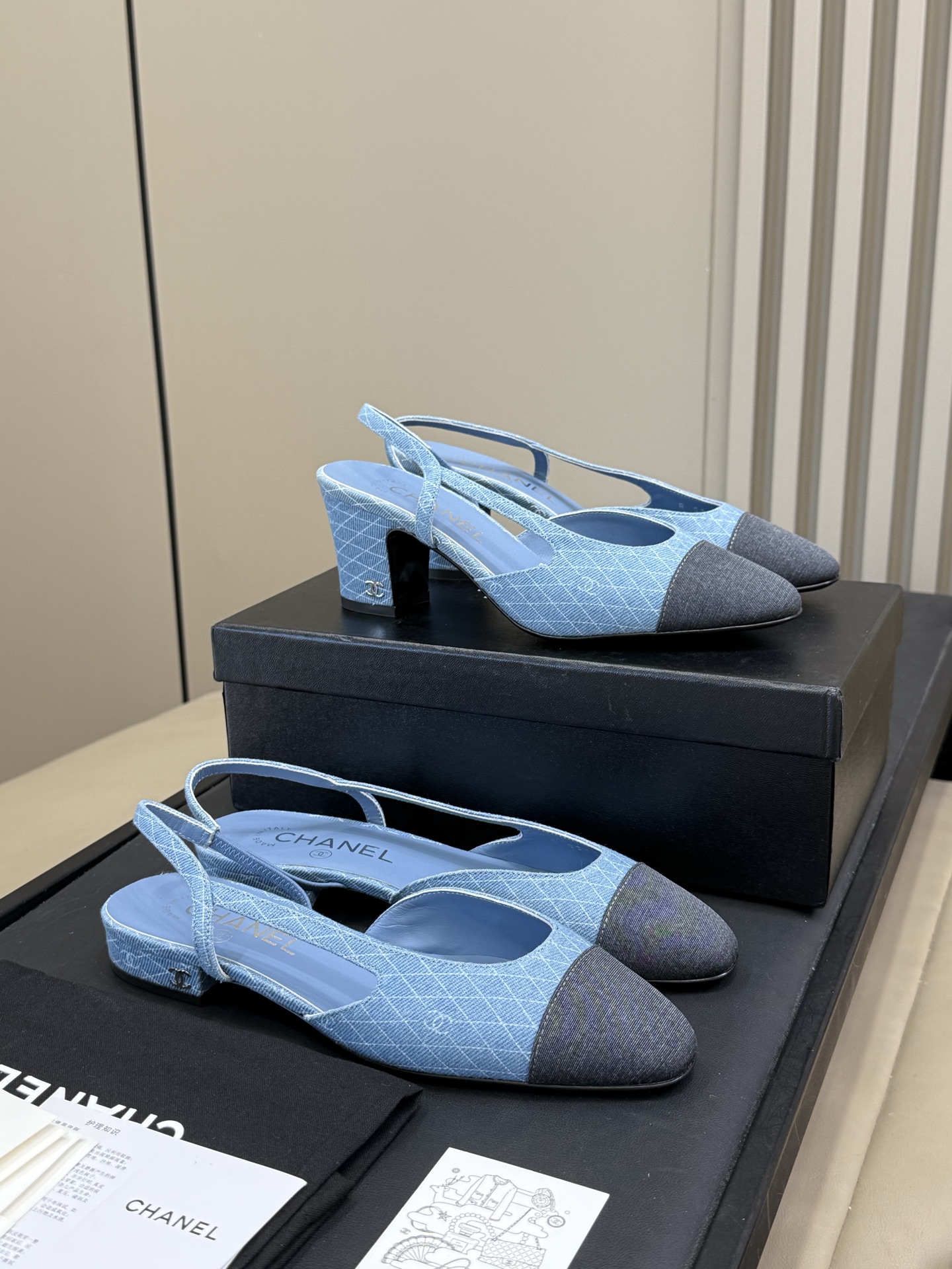 NO:494590,Top quality chanel classic slingback upgraded classic color + 25 new color matching Latest upgrade version, the counter model has been adjusted in the upper lines and subtle areas. However, all classic models are usually a process of continuous optimization!  This time we are referring to the new version of 2025 that we have repeatedly confirmed with the cabinet sister, high heel slingback apricot color 36/1!  Top version; latest details!  You can buy the version group and compare it slowly, which is very different from the old version!  It is recommended not to take any upgrades if you have not upgraded. Use the upgrade to the counter to upgrade the new version!  Heel flat sole 6.5cm size 34-43 (34 40 41 42 43 customized non-return and exchange), sandals, chanel, sandals19860909顶级品质 chanel 经典slingback 升级经典色+25新配色 最新升级版本,专柜款在鞋面线条以及细微处有调整的,但凡经典款一般都确实是不断在优化的一个过程！ 咱这次是参照的是跟柜姐再三确认的2025新版本,高跟slingback 杏色36/1！ 顶级版版；最新细节！可以买版群慢慢比对,跟老版本很多区别的！ 没升级的建议不要拿了,拿升级对专柜升级新版本的哦！ 跟高平底 6.5cm size 34-43（34 40 41 42 43定做不退换）,凉鞋,chanel,sandals,Women's Shoes