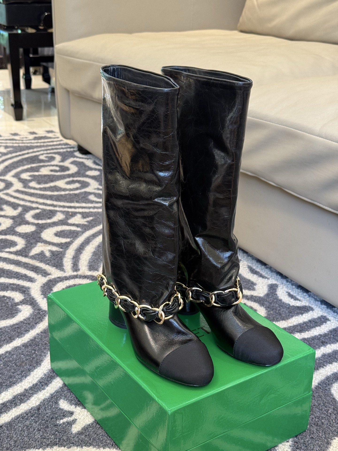 NO:494558,Top quality chanel 25b new arrival~ Xiaoxiang 25 autumn and winter high boots new product The highlight of the large chain leather wear, a small fragrance at a glance!  It seems a bit exaggerated, but it is actually coordinated and atmospheric with its high and wide boots!  The texture of calfskin is very good, soft and glutinous, and has a great feeling of feet!  size 35-41, boots, chanel, boots, cowhide19860909顶级品质 chanel 25b new arrival～ 小香25秋冬高靴新品 大链条穿皮的亮点,一眼小香！ 看似有点夸张,但搭配高高宽宽的靴筒,实则协调大气的呢！ 小牛皮的质感贼好,软软糯糯,脚感超赞的！ size 35-41,靴子,chanel,boots,cowhide,Women's Shoes