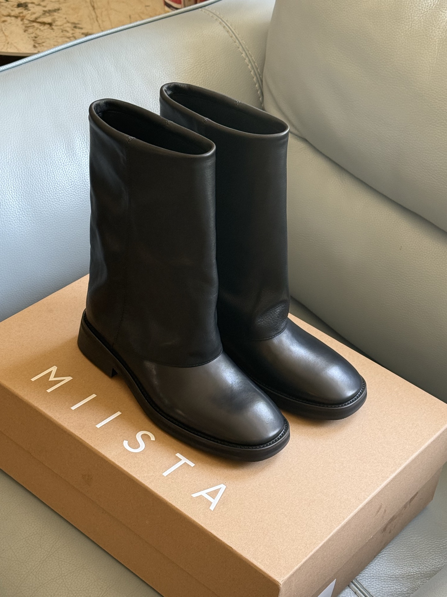 NO:494570,Top quality Ouyang Nana's same miista boots. I often see her wearing them. The two styles she chose are fashionable and daily. I like to live in. There are many of them that don't feel exaggerated. It's made of calfskin, and the texture is very good. This height is not picky about height, which is easy to control!  Get her beauty together size 35-41, boots, boots, cowhide19860909顶级品质 欧阳娜娜同款miista靴 经常看到她上脚,她选的这两款时髦又日常,喜欢住了 不乏这几感也不会觉得夸张,小牛皮材质的,质感很好这个高度也是不挑身高,很好驾驭！一起get她的美吧 size 35-41,靴子,boots,cowhide,Women's Shoes