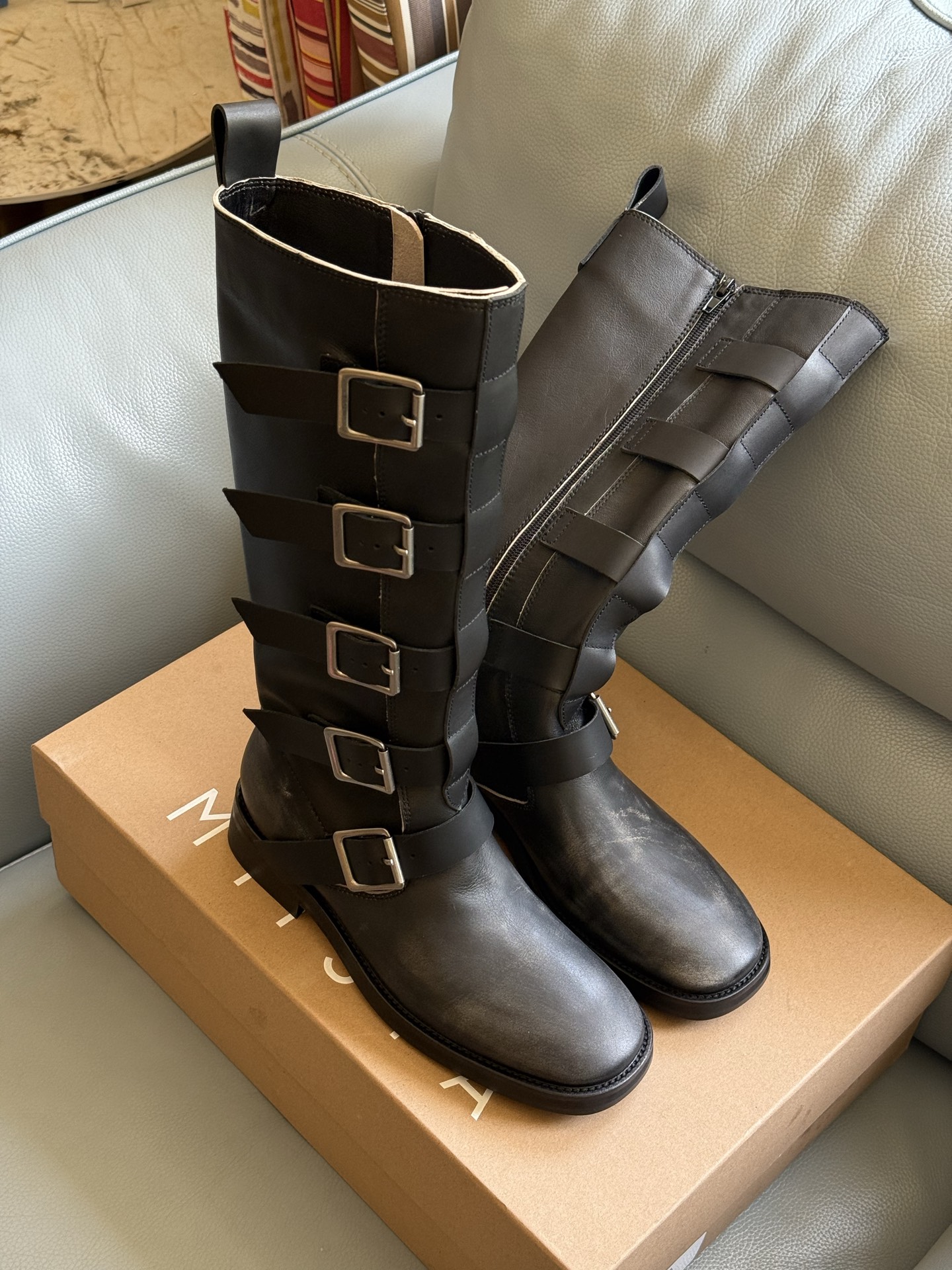 NO:494567,Top quality miista buckles piled with high boots, which is very cool, and the buckles interpret the tough details!  The upper is single-layered, so it is very soft and will show a slight stacking on the upper part!  The beauty of hardness and softness!  The upper has white lines that reveal the leather cut surface, as well as some hand-painted details, which are thick and soft!  No matter what charm it tastes, fashionable online ing size 35-41, boots, boots19860909顶级品质 miista 搭扣堆堆高靴 很飒呀,搭扣演绎出硬朗细节！鞋面单层皮,所以很柔软,上脚会呈现轻微堆叠！ 刚柔并济的美丽！鞋面有露出皮革切面的白色线条,以及一些手工擦色的细节,粗旷又柔美！ 不管品出其中啥韵味,时髦在线ing size 35-41,靴子,boots,Women's Shoes