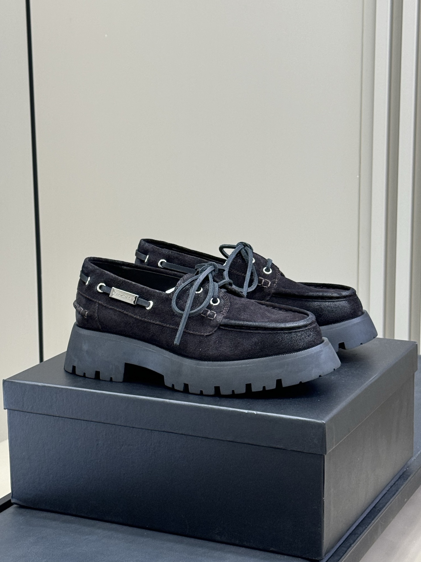 NO:447567,King aw waxed suede carson bow loafers classic style, soles with a certain thickness, which is good to look good and close to the eyes!  Calfskin material, suede and glossy skin, presenting a different tone and temperament!  They all look good!  size 35-41, loafers, alexander wang,loafers,cowhide19860909大王 aw打蜡绒面 carson 船头乐福鞋 经典版型,鞋底有一定厚度,好看好穿闭眼入的单品！ 小牛皮材质,绒面和光面皮哥,呈现出不一样的调性气质！都好看呀！ size 35-41,乐福鞋,alexander wang,loafers,cowhide,Women's Shoes