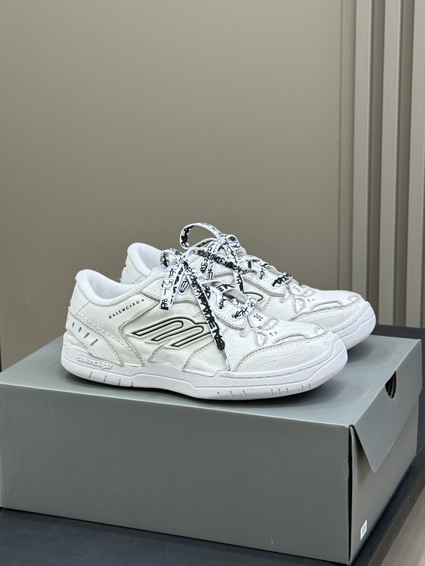 NO:443612,The latest Hamptons Sneaker launched by Balenciaga is one of the non-show models in the Winter25 series, this shoe represents Demna’s rethinking and interpretation of fashion standards. He re-given the trendy context through subversive design language. Inspired by prototype sneakers, Hamptons Sneaker uses high-quality leather to create a retro texture that is “baptized by time”. Edge wear, exposed stitches, scratches on the upper and asymmetrical structures jointly create a strong visual impact, like the old shoes you have treasured for many years, carrying the traces of time and emotions.  The shoelaces are printed with street graffiti style, emphasizing the handmade feeling of DIY, which is in line with the current fashion trend of 'personalization', 'reality' and 'anti-exquisite'. This shoe is not only a pair of shoes, but also an attitude, a praise for 'history of wear'. Couple size 35-45, casual shoes/sports shoes, balenciaga, sneakers19860909巴黎世家最新推出的 Hamptons Sneaker 作为 Winter25系列中的非秀场款之一,这款鞋代表了Demna对时尚标准的重新思考与演绎.他将日常衣物和经典鞋履通过颠覆性的设计语言,重新赋予潮流语境. Hamptons Sneaker 以原型运动鞋为灵感,采用优质皮革制作,呈现出“被岁月洗礼过”的复古质感.边缘磨损、缝线裸露、鞋面划痕与不对称结构共同构建出强烈的视觉冲击力,像是你珍藏多年的旧日鞋,承载着时间与情绪的痕迹. 鞋带上印有街头涂鸦风格的字样,强调出DIY的手工感,契合当下“个性化”、“真实”、“反精致”的时尚趋势.这款鞋不仅是一双鞋,更是一种态度,一种对“穿着历史”的礼赞. 情侣size 35-45,休闲鞋/运动鞋,balenciaga,sneakers,Women's Shoes