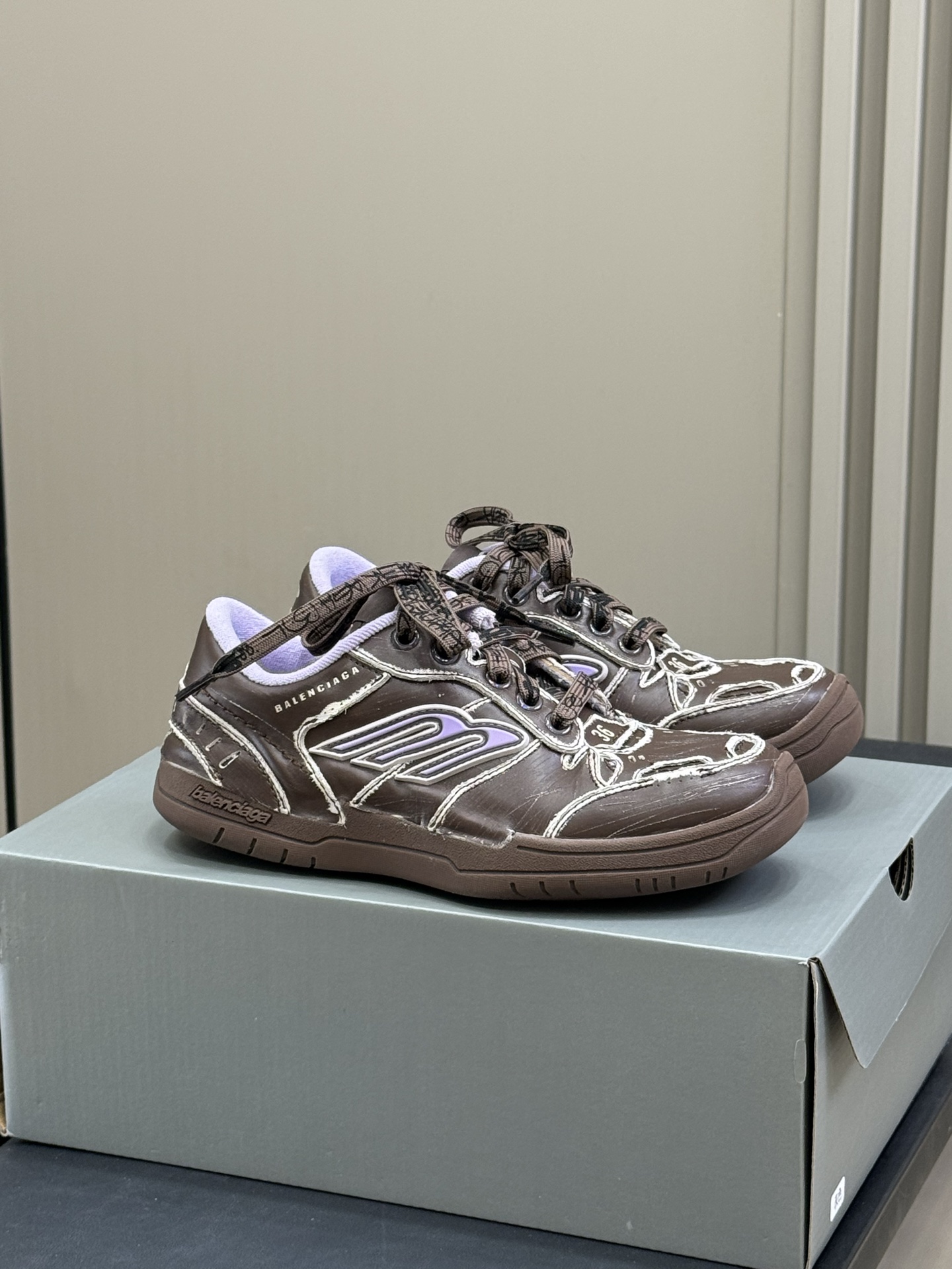 NO:443618,The latest Hamptons Sneaker launched by Balenciaga is one of the non-show models in the Winter25 series, this shoe represents Demna’s rethinking and interpretation of fashion standards. He re-given the trendy context through subversive design language. Inspired by prototype sneakers, Hamptons Sneaker uses high-quality leather to create a retro texture that is “baptized by time”. Edge wear, exposed stitches, scratches on the upper and asymmetrical structures jointly create a strong visual impact, like the old shoes you have treasured for many years, carrying the traces of time and emotions.  The shoelaces are printed with street graffiti style, emphasizing the handmade feeling of DIY, which is in line with the current fashion trend of 'personalization', 'reality' and 'anti-exquisite'. This shoe is not only a pair of shoes, but also an attitude, a praise for 'history of wear'. Couple size 35-45, casual shoes/sports shoes, balenciaga, sneakers19860909巴黎世家最新推出的 Hamptons Sneaker 作为 Winter25系列中的非秀场款之一,这款鞋代表了Demna对时尚标准的重新思考与演绎.他将日常衣物和经典鞋履通过颠覆性的设计语言,重新赋予潮流语境. Hamptons Sneaker 以原型运动鞋为灵感,采用优质皮革制作,呈现出“被岁月洗礼过”的复古质感.边缘磨损、缝线裸露、鞋面划痕与不对称结构共同构建出强烈的视觉冲击力,像是你珍藏多年的旧日鞋,承载着时间与情绪的痕迹. 鞋带上印有街头涂鸦风格的字样,强调出DIY的手工感,契合当下“个性化”、“真实”、“反精致”的时尚趋势.这款鞋不仅是一双鞋,更是一种态度,一种对“穿着历史”的礼赞. 情侣size 35-45,休闲鞋/运动鞋,balenciaga,sneakers,Women's Shoes