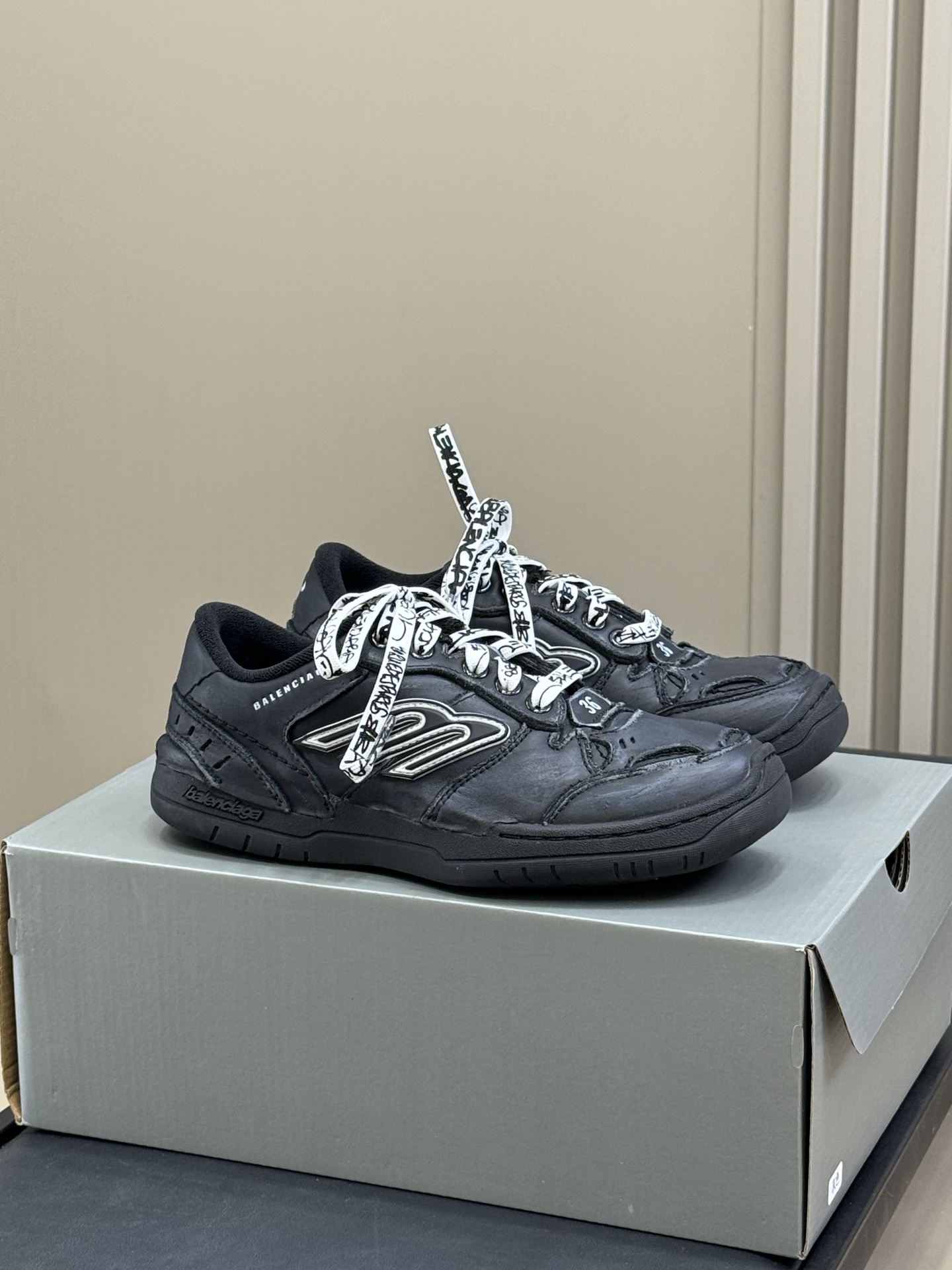 NO:443562,The latest Hamptons Sneaker launched by Balenciaga is one of the non-show models in the Winter25 series, this shoe represents Demna’s rethinking and interpretation of fashion standards. He re-given the trendy context through subversive design language. Inspired by prototype sneakers, Hamptons Sneaker uses high-quality leather to create a retro texture that is “baptized by time”. Edge wear, exposed stitches, scratches on the upper and asymmetrical structures jointly create a strong visual impact, like the old shoes you have treasured for many years, carrying the traces of time and emotions.  The shoelaces are printed with street graffiti style, emphasizing the handmade feeling of DIY, which is in line with the current fashion trend of 'personalization', 'reality' and 'anti-exquisite'. This shoe is not only a pair of shoes, but also an attitude, a praise for 'history of wear'. Couple size 35-45, casual shoes/sports shoes, balenciaga, sneakers19860909巴黎世家最新推出的 Hamptons Sneaker 作为 Winter25系列中的非秀场款之一,这款鞋代表了Demna对时尚标准的重新思考与演绎.他将日常衣物和经典鞋履通过颠覆性的设计语言,重新赋予潮流语境. Hamptons Sneaker 以原型运动鞋为灵感,采用优质皮革制作,呈现出“被岁月洗礼过”的复古质感.边缘磨损、缝线裸露、鞋面划痕与不对称结构共同构建出强烈的视觉冲击力,像是你珍藏多年的旧日鞋,承载着时间与情绪的痕迹. 鞋带上印有街头涂鸦风格的字样,强调出DIY的手工感,契合当下“个性化”、“真实”、“反精致”的时尚趋势.这款鞋不仅是一双鞋,更是一种态度,一种对“穿着历史”的礼赞. 情侣size 35-45,休闲鞋/运动鞋,balenciaga,sneakers,Women's Shoes