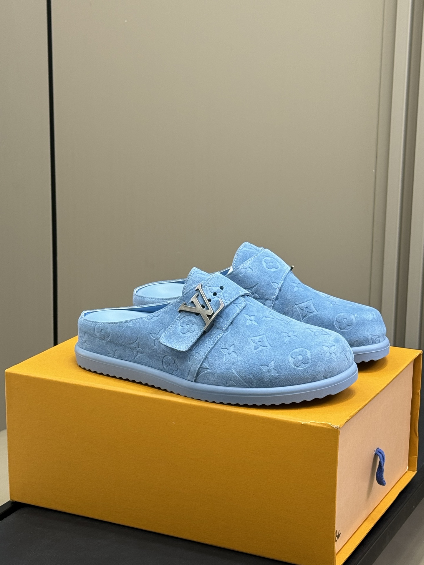 NO:357895,Lv Donkey Brand Louis Vuitton Men's Boken Slippers Suede Print, so beautiful!  It has a height of 4cm, it is super easy to wear, and it is very handsome on the feet!  Hardware logo embellishment, very high-end!  Girls with big feet, such as those with 38, 39, and 40, can also be worn, it looks so beautiful!  size 39-45, louis vuitton,louis vuitton,louis vuitton,slippers19860909Lv 驴牌 路易威登 男士博肯拖鞋 绒面革印花,太好看了吧！有4cm高度,超级好穿的,上脚很帅呀！五金logo点缀,很高级！ 脚大的妹纸 比如38、39,40的,也可以穿呀,真好看！ size 39-45,,louis vuitton,louis vuitton,louis vuitton,slippers,Men's shoes