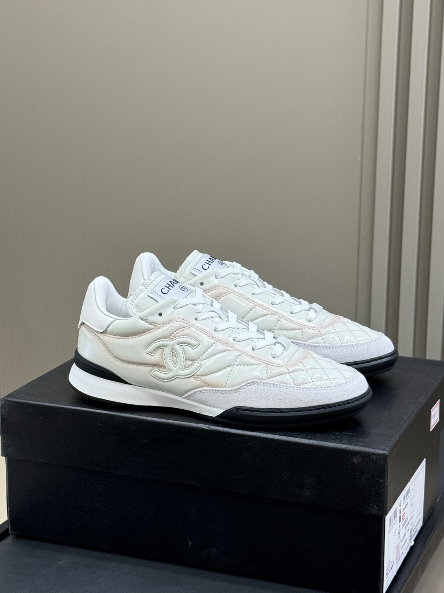 NO:707953,chanel ss25 tennis series Xiaoxiang 2025 spring and summer new tennis shoes, made of sheepskin, super soft and waxy, with perfect foot feel. The shoes are delicate and very pedicure-like, very chill and versatile!  Super stylish!  Oversized tongue, double C logo tail, full of details!  Top quality 35-41, casual shoes/sports shoes, chanel, sneakers, sheepskin19860909chanel ss25 tennis系列 小香2025 春夏网球鞋新品,绵羊皮材质、超软糯,脚感满分 鞋型秀气精致非常修脚,很chill很百搭！超有格调！ 超大鞋舌,双C logo尾巴,细节满满！ 顶级精品35-41,休闲鞋/运动鞋,chanel,sneakers,sheepskin,Women's Shoes