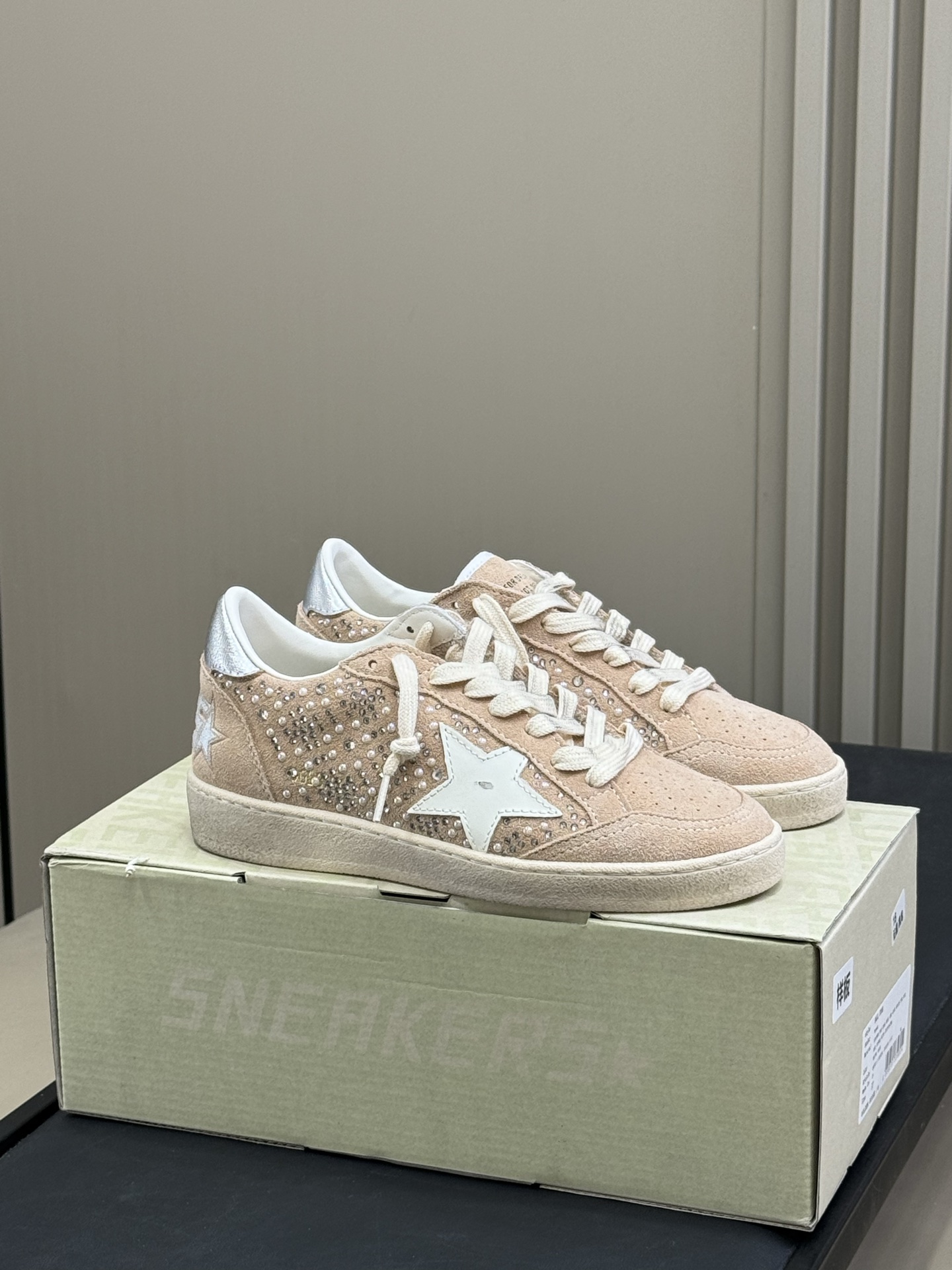 NO:707941,ggdb's new series truestar is really beautiful and my recent favorite is the miu shoelaces, which allow you to imitate the temperament of miu without letting you surpass it, and it is more miu than miu!  Made of lambskin, it's very soft and much more comfortable than the old model!  size35-41,casual shoes/sports shoes,miumiu,sneakers,sheepskin19860909ggdb全新系列truestar 果然美貌最近的心头爱 miu系的鞋带,让你模仿没让你超越、比miu更miu的气质就是了！小羊皮材质的,很软,比老款舒服多了！size35-41,休闲鞋/运动鞋,miumiu,sneakers,sheepskin,Women's Shoes