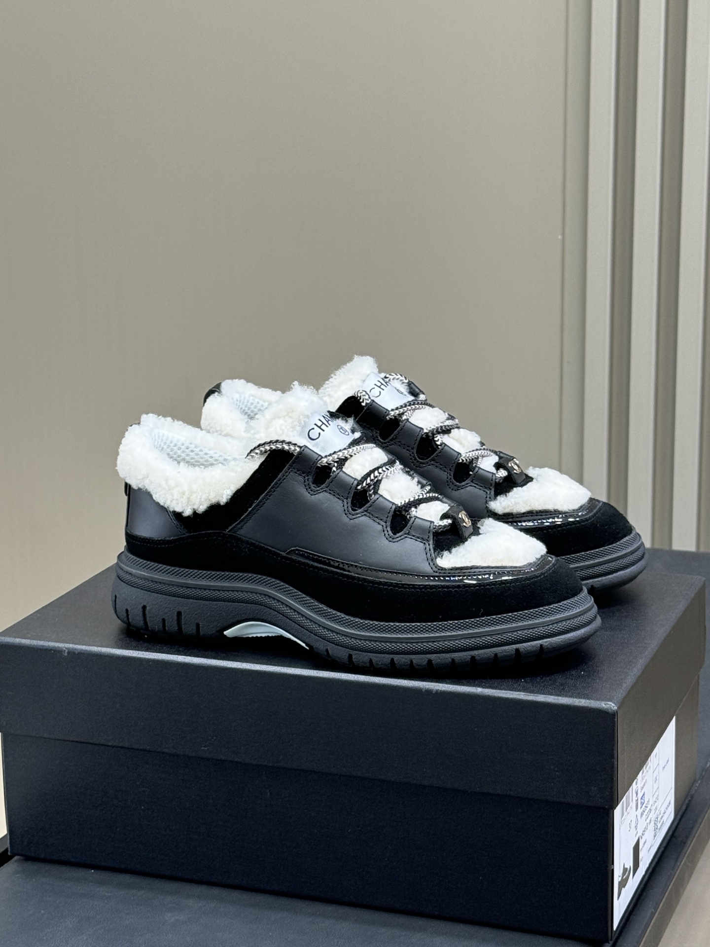 NO:447560,Chanel25b sports shoes, it’s too much, and it’s a hot shoe again. Sports shoes with their own height-enhancing effect can be prepared for autumn and winter with a height-enhancing effect!  The appearance is beautiful and has the effect of lengthening the legs. Sisters who haven't bought it before should not miss it this time!  Wool Teddy is also super cute size 35-41, casual shoes/sports shoes, chanel, sneakers19860909Chanel25b运动鞋、未免太上头了又是爆款鞋子返场~自带增高效果的运动鞋 足足有3-4cm的增高可以秋冬准备起来了！ 外观美观又有拉长腿型的效果,之前没有入手的姐妹这次勿错过哦！羊毛泰迪也超可爱 size 35-41,休闲鞋/运动鞋,chanel,sneakers,Women's Shoes