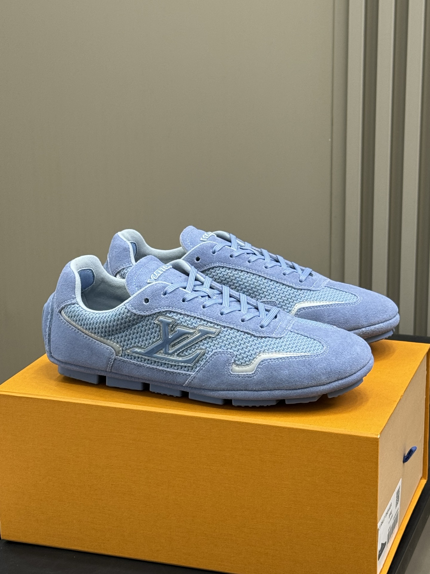 NO:447536,LV new men's thin-soled shoes, say goodbye to heavy and embrace lightness LV Rally sneakers LV new super flexible light square-toe sneakers, cleverly blending the brand's classic elements and paired with Damier checkerboard rubber sole; mesh breathable fabric and suede calf leather material are not easy to wrinkle, suitable for daily life, presenting a modern sense of layering; ultra-thin sole as the core, create a light and comfortable feel of the foot, matched with model construction technology, balance trends and durability, and match daily and sports scenes. size 39-45, casual shoes/sports shoes, louis vuitton, sneakers, cowhide, chamois leather19860909LV新款男士薄底鞋,告别厚重,拥抱轻盈 LV Rally运动鞋 LV全新超柔韧轻盈方头运动鞋,巧妙融合品牌经典元素,搭配Damier棋盘格纹橡胶鞋底； 网眼透气面料与麂皮小牛皮革材质不易起皱,适合日常,呈现摩登层次感； 以超薄鞋底为核心,打造轻盈舒适的的脚感,搭配车型构造工艺,平衡潮流与穿着耐久性,配合日常与运动场景. size 39-45,休闲鞋/运动鞋,louis vuitton,sneakers,cowhide,chamois leather,Women's Shoes