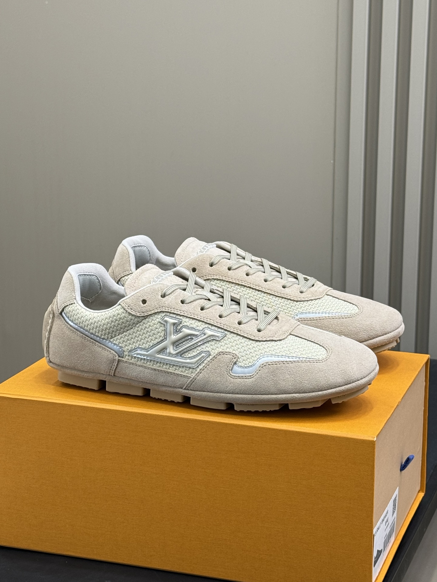 NO:447545,LV new men's thin-soled shoes, say goodbye to heavy and embrace lightness LV Rally sneakers LV new super flexible light square-toe sneakers, cleverly blending brand classic elements and paired with Damier checkerboard rubber sole; mesh breathable fabric and suede calf leather material are not easy to wrinkle, suitable for daily life, presenting a modern sense of layering; with ultra-thin sole as the core, create a light and comfortable feel of the foot, matched with model construction technology, balance trends and durability, and match daily and sports scenes. size 39-45, casual shoes/sports shoes, louis vuitton, sneakers, cowhide, chamois leather19860909LV新款男士薄底鞋,告别厚重,拥抱轻盈 LV Rally运动鞋 LV全新超柔韧轻盈方头运动鞋,巧妙融合品牌经典元素,搭配Damier棋盘格纹橡胶鞋底； 网眼透气面料与麂皮小牛皮革材质不易起皱,适合日常,呈现摩登层次感； 以超薄鞋底为核心,打造轻盈舒适的的脚感,搭配车型构造工艺,平衡潮流与穿着耐久性,配合日常与运动场景. size 39-45,休闲鞋/运动鞋,louis vuitton,sneakers,cowhide,chamois leather,Women's Shoes