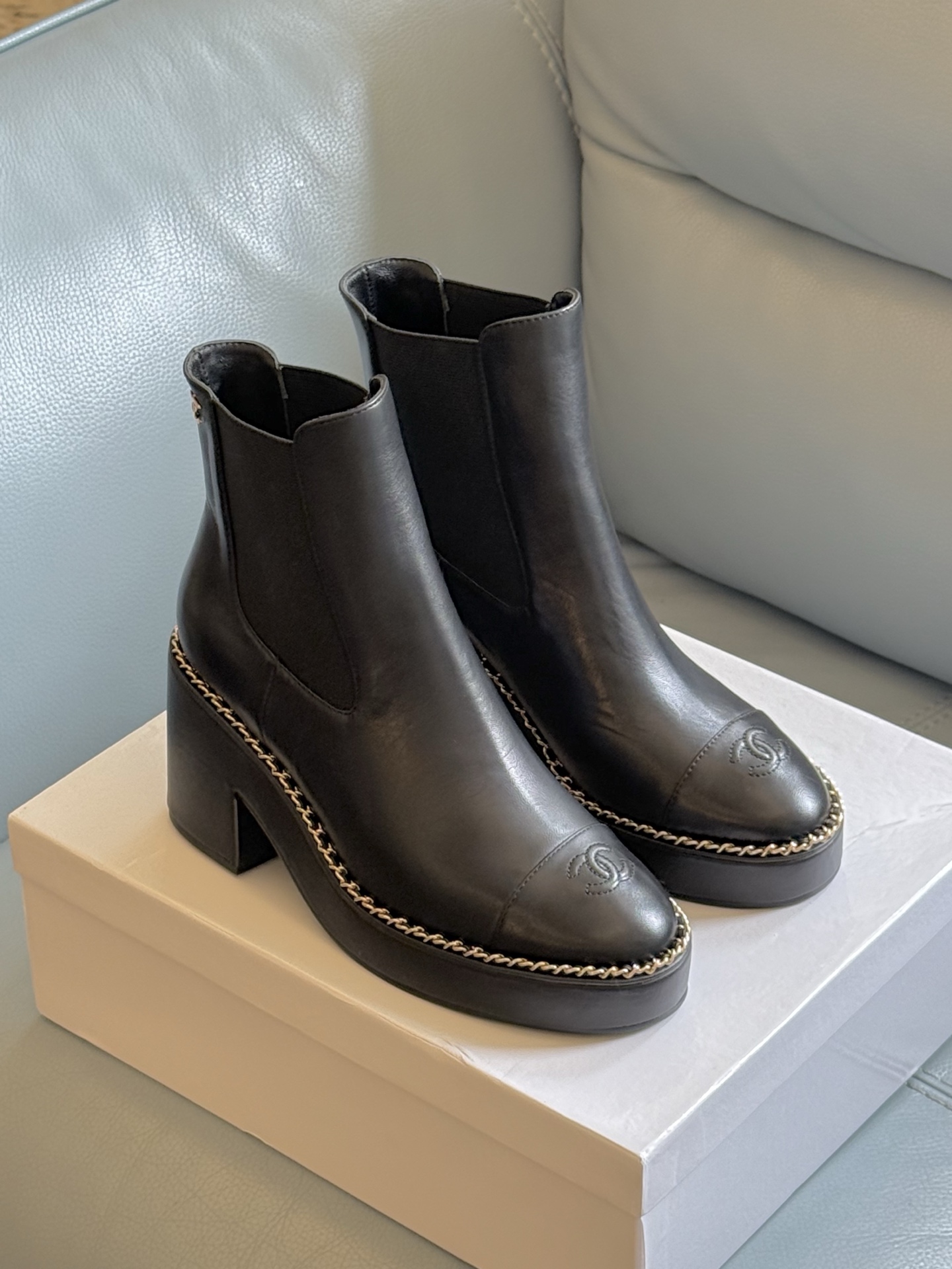 NO:460275,Top quality Chanl fw25 new arrival~ Xiaoxiang 25 autumn and winter thick heel short boots new product Continuing Xiaoxiang's classic color-blocking design, classic chain decoration The lamb leather has a very good texture, soft and comfortable, and there is no running-in period on the feet. Must-in-one match autumn and winter items size 35-41, boots, chanel, boots, sheepskin19860909顶级品质 Chanl fw25 new arrival～ 小香25秋冬粗跟短靴新品 延续小香经典拼色设计,经典链条装饰 小羊皮质感超好,软糯舒适,上脚没有磨合期的 必入的搭配秋冬单品 size 35-41,靴子,chanel,boots,sheepskin,Women's Shoes