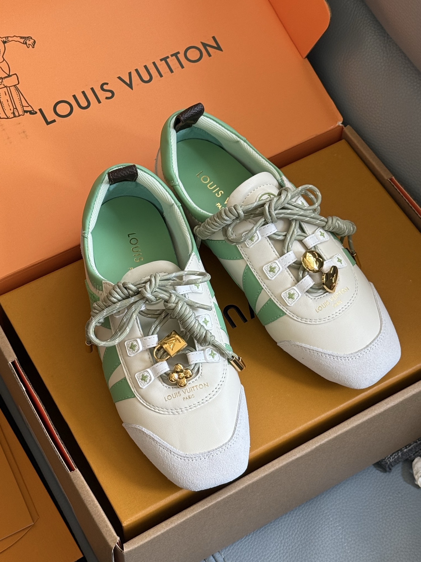 NO:750207,LV’s new thin-soled Dexun colors released in July are so pretty, including jade green, taro purple, khaki and pink. Oh my god, they are all such amazing colors. I want them all!  The lambskin upper is very soft, and the sole is a new flower that bloomed this year. It is very beautiful and very durable!  size 35-41, with buckle, casual shoes/sports shoes, louis vuitton, sneakers, sheepskin19860909LV 7月出的薄底德讯新配色 也太好看了吧,玉绿色、香芋紫、卡其配粉,妈呀都是些什么神仙配色啊,太抓人了,每个配色都想要！ 小羊皮哦鞋面特别软,鞋底是今年新开的底花很漂亮,很耐穿的感觉！ size 35-41 ,带饰扣,休闲鞋/运动鞋,louis vuitton,sneakers,sheepskin,Women's Shoes