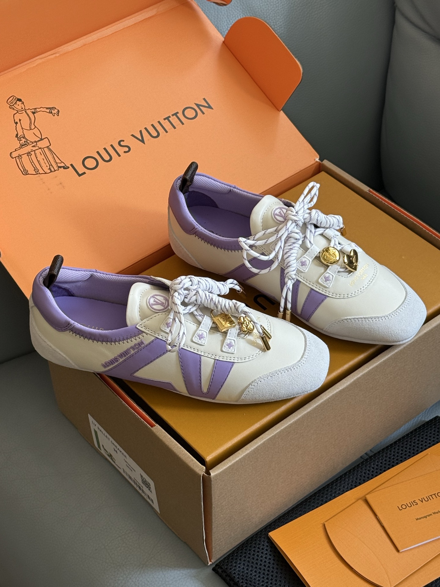 NO:750212,LV’s new thin-soled Dexun colors released in July are so pretty, including jade green, taro purple, khaki and pink. Oh my god, they are all such amazing colors. I want them all!  The lambskin upper is very soft, and the sole is a new flower that bloomed this year. It is very beautiful and very durable!  size 35-41 with buckle, casual shoes/sports shoes, louis vuitton, sneakers, sheepskin19860909LV 7月出的薄底德讯新配色 也太好看了吧,玉绿色、香芋紫、卡其配粉,妈呀都是些什么神仙配色啊,太抓人了,每个配色都想要！ 小羊皮哦鞋面特别软,鞋底是今年新开的底花很漂亮,很耐穿的感觉！ size 35-41 带饰扣,休闲鞋/运动鞋,louis vuitton,sneakers,sheepskin,Women's Shoes