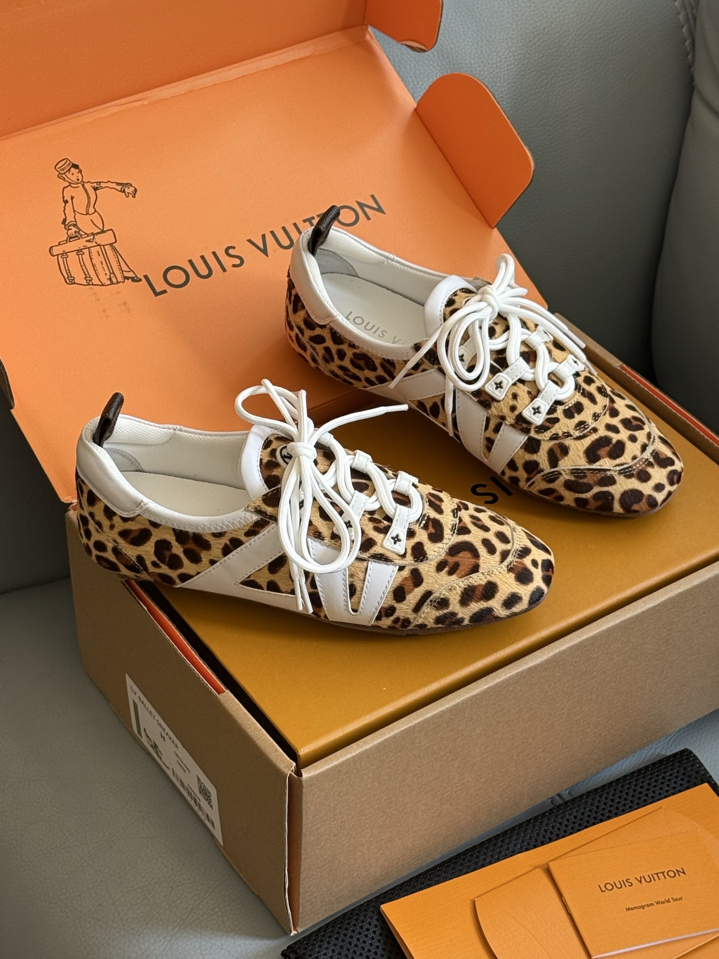 NO:750203,LV’s new thin-soled Dexun colors released in July are so pretty, including jade green, taro purple, khaki and pink. Oh my god, they are all such amazing colors. I want them all!  The lambskin upper is very soft, and the sole is a new flower that bloomed this year. It is very beautiful and very durable!  size 35-41 with buckle, casual shoes/sports shoes, louis vuitton, sneakers, sheepskin19860909LV 7月出的薄底德讯新配色 也太好看了吧,玉绿色、香芋紫、卡其配粉,妈呀都是些什么神仙配色啊,太抓人了,每个配色都想要！ 小羊皮哦鞋面特别软,鞋底是今年新开的底花很漂亮,很耐穿的感觉！ size 35-41 带饰扣,休闲鞋/运动鞋,louis vuitton,sneakers,sheepskin,Women's Shoes