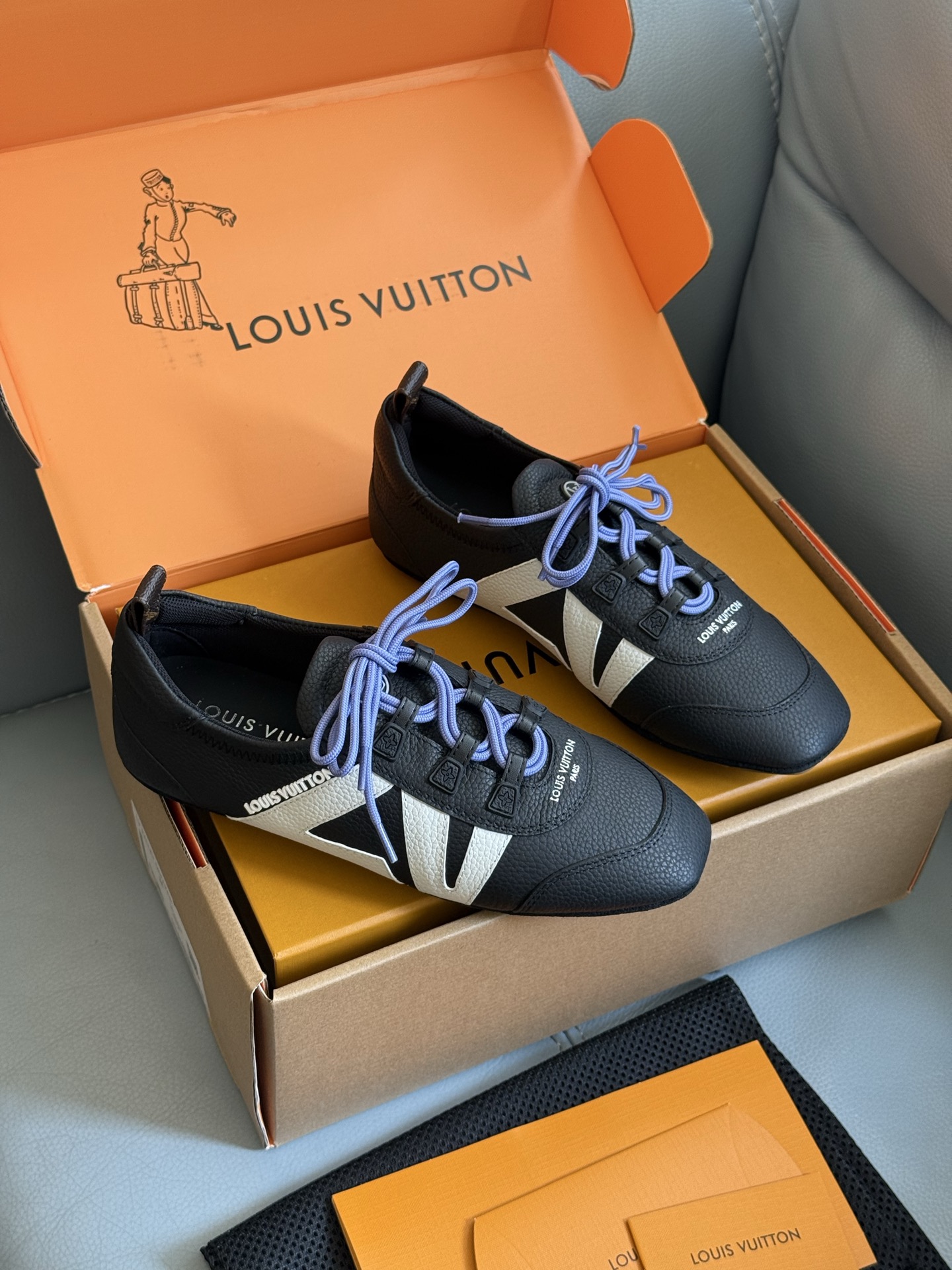 NO:462289,LV's thin-bottom Dexun new color scheme is so beautiful, jade green, taro purple, khaki powder, and what kind of fairy color scheme are they? It's so catchy, I want every color scheme!  The upper of the lambskin is very soft, and the sole is newly opened this year. It is very beautiful and has a very durable feeling!  size 35-41, buckle, casual shoes/sports shoes, louis vuitton, sneakers, sheepskin19860909LV 7月出的薄底德讯新配色 也太好看了吧,玉绿色、香芋紫、卡其配粉,妈呀都是些什么神仙配色啊,太抓人了,每个配色都想要！ 小羊皮哦鞋面特别软,鞋底是今年新开的底花很漂亮,很耐穿的感觉！ size 35-41 ,带饰扣,休闲鞋/运动鞋,louis vuitton,sneakers,sheepskin,Women's Shoes