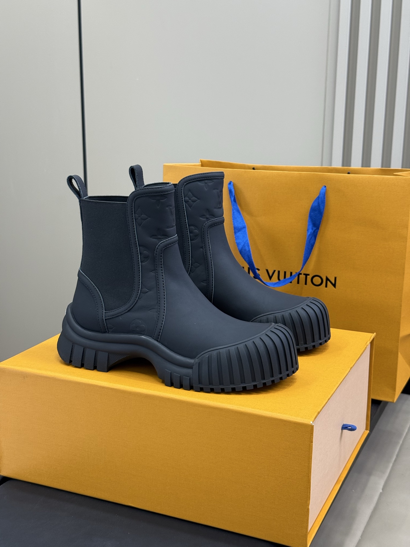 NO:707926,P lv classic shell toe short boots 25 new colors. The shoe shape is cool but a little playful and cute. It goes well with the shoes and feels good on your feet!  The height-increasing effect is also good!  Calfskin material, sheepskin lining size 35-40 (40 customization does not change), boots, louis vuitton, boots, cowhide, sheepskin19860909P lv 经典贝壳头短靴 25新配色 鞋型酷酷的样子中带点俏皮可爱 很好搭配,脚感好！增高效果也不错呀！ 小牛皮材质,内里羊皮 size 35-40（40定制不换）,靴子,louis vuitton,boots,cowhide,sheepskin,Women's Shoes