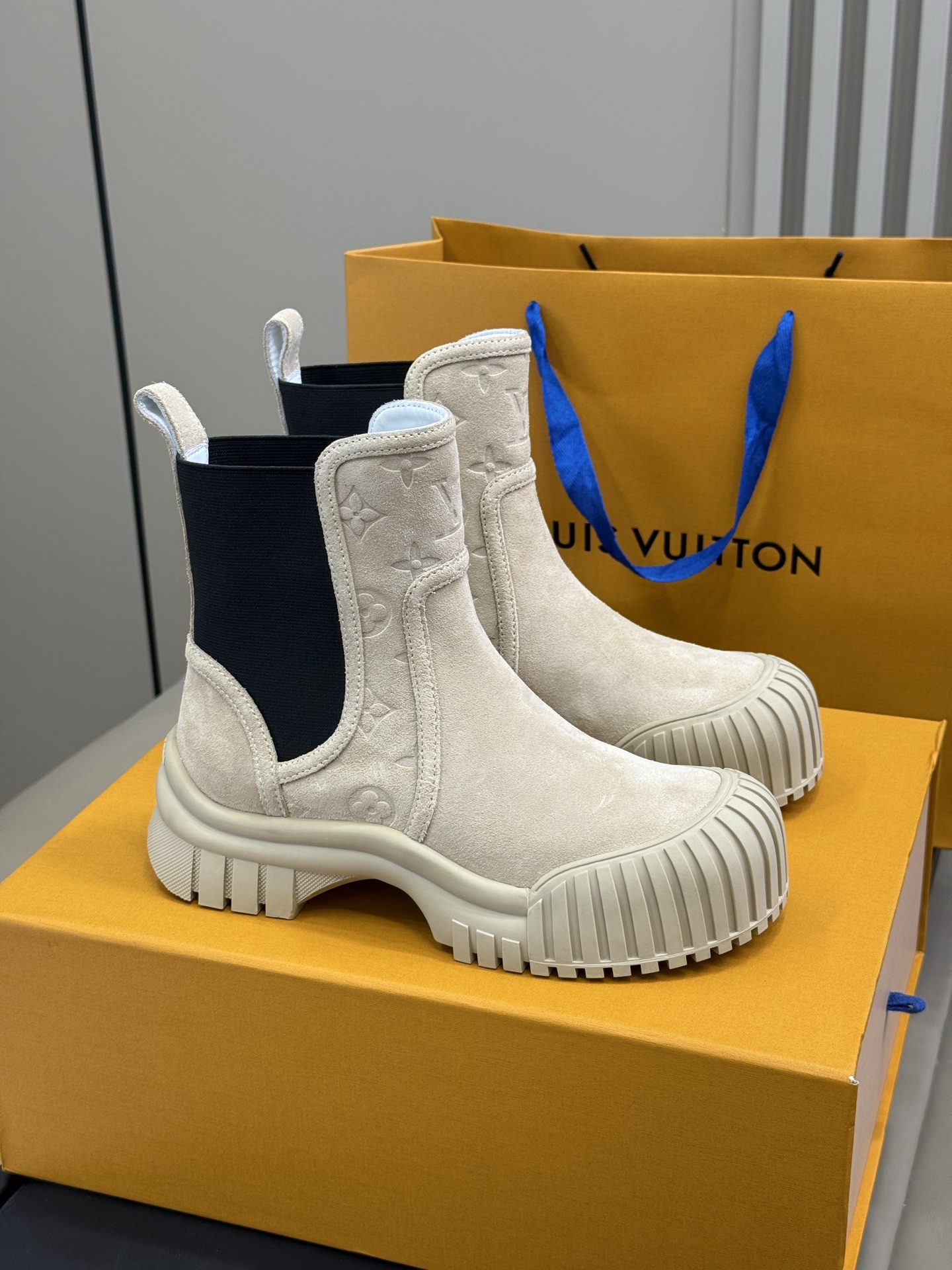 NO:707933,LV classic shell toe short boots 25 new colors. The shoe shape is cool but a little playful and cute. It goes well with the shoes and feels good on your feet!  The height-increasing effect is also good!  Calfskin material, sheepskin lining size 35-40 (40 customization does not change), boots, louis vuitton, boots, cowhide, sheepskin19860909lv 经典贝壳头短靴 25新配色 鞋型酷酷的样子中带点俏皮可爱 很好搭配,脚感好！增高效果也不错呀！ 小牛皮材质,内里羊皮 size 35-40（40定制不换）,靴子,louis vuitton,boots,cowhide,sheepskin,Women's Shoes