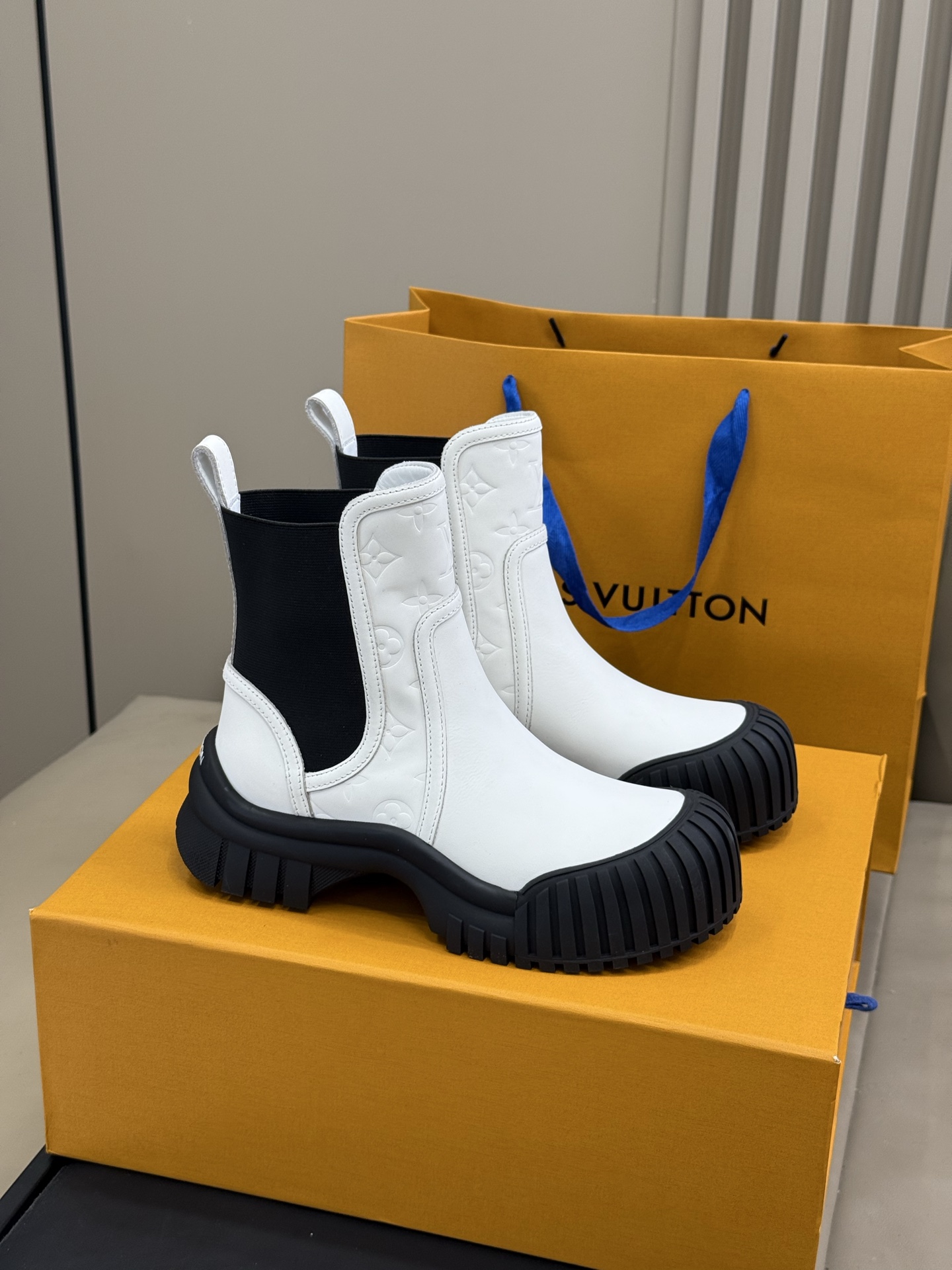NO:494526,Top quality lv classic shell toe boots 25 new color scheme The shoe shape is cool and has a bit of playful and cute. It is very good to match and has a good feel for the feet!  The height-enhancing effect is also good!  Calfskin material, inner sheepskin size 35-41, boots, louis vuitton, boots, cowhide, sheepskin19860909顶级品质 lv 经典贝壳头短靴 25新配色 鞋型酷酷的样子中带点俏皮可爱 很好搭配,脚感好！增高效果也不错呀！ 小牛皮材质,内里羊皮 size 35-41,靴子,louis vuitton,boots,cowhide,sheepskin,Women's Shoes