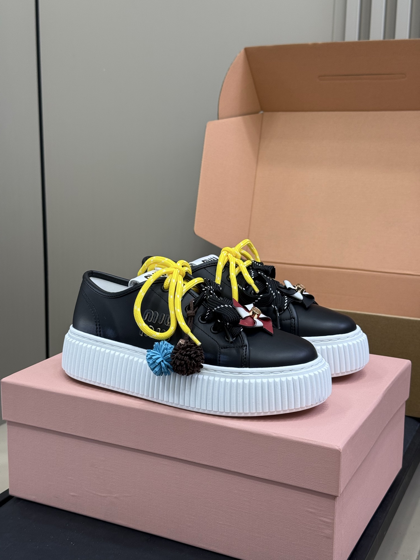 NO:707913,miu miu fw25 new arrival~ Miu’s classic biscuit shoes, paired with miu’s cute pinwheel and ponytail accessories, are incomparably cute and cute. I love them at first sight. The polished calfskin and suede uppers are perfect for autumn and winter!  The wool-lined version is full of autumn and winter atmosphere, and you will love it all!  Easily increase the height by 5cm, and the accessories can be removed at any time!  Good-looking, good-looking, good-looking... size35-40 Leather Maori, casual shoes/sports shoes, miumiu, sneakers, cowhide, chamois leather19860909miu miu fw25 new arrival～ miu家经典饼干鞋,搭配miu系可爱小风车 小马尾配饰,焕发无敌可爱小巧思啊,一眼爱 擦色小牛皮 、麂皮鞋面都和秋冬好搭呀！ 羊毛内里版本,秋冬氛围感拉满,一整个爱住！ 轻松增高5cm,配饰也可以随时拆卸！ 好看好看好看… size35-40 皮里 毛里,休闲鞋/运动鞋,miumiu,sneakers,cowhide,chamois leather,Women's Shoes