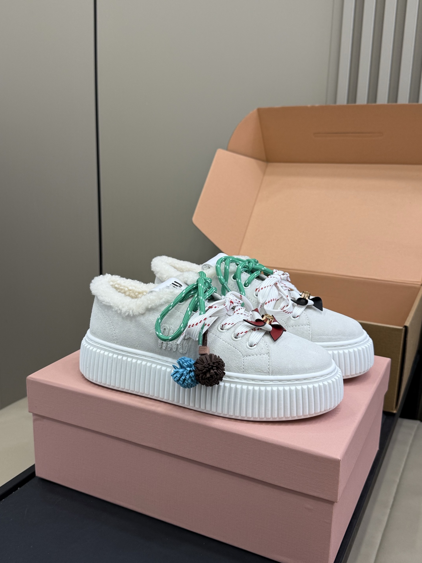 NO:707919,miu miu fw25 new arrival~ Miu’s classic biscuit shoes, paired with miu’s cute pinwheel and ponytail accessories, are incomparably cute and cute. I love them at first sight. The polished calfskin and suede uppers are perfect for autumn and winter!  The wool-lined version is full of autumn and winter atmosphere, and you will love it all!  Easily increase the height by 5cm, and the accessories can be removed at any time!  Good looking, good looking, good looking... size35-40 wool lining, casual shoes/sports shoes, miumiu, sneakers, cowhide, chamois leather19860909miu miu fw25 new arrival～ miu家经典饼干鞋,搭配miu系可爱小风车 小马尾配饰,焕发无敌可爱小巧思啊,一眼爱 擦色小牛皮 、麂皮鞋面都和秋冬好搭呀！ 羊毛内里版本,秋冬氛围感拉满,一整个爱住！ 轻松增高5cm,配饰也可以随时拆卸！ 好看好看好看… size35-40 羊毛里,休闲鞋/运动鞋,miumiu,sneakers,cowhide,chamois leather,Women's Shoes