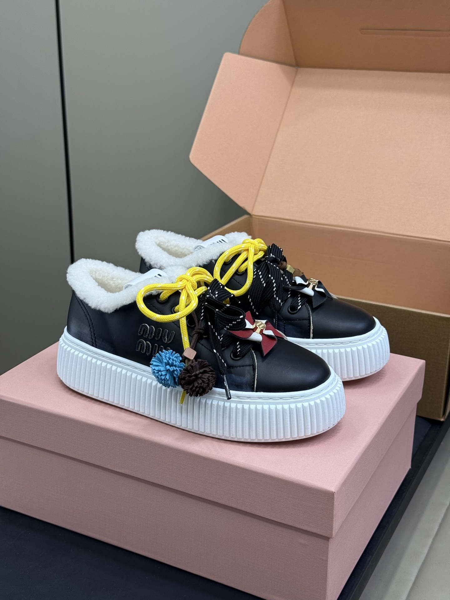 NO:462252,miu miu fw25 new arrival~ miu classic biscuit shoes, paired with miu cute little windmill ponytail accessories, invincible cute little thoughts, at first glance, colored calfskin and suede upper are easy to match with autumn and winter!  The wool inner version is full of autumn and winter atmosphere, and the whole love is full!  Easily increase the height by 5cm, and accessories can be removed at any time!  Good looking good looking good looking good looking... size35-41, wool, casual shoes/sports shoes, miumiu, sneakers, cowhide, chamois leather19860909miu miu fw25 new arrival～ miu家经典饼干鞋,搭配miu系可爱小风车 小马尾配饰,焕发无敌可爱小巧思啊,一眼爱 擦色小牛皮 、麂皮鞋面都和秋冬好搭呀！ 羊毛内里版本,秋冬氛围感拉满,一整个爱住！ 轻松增高5cm,配饰也可以随时拆卸！ 好看好看好看… size35-41 , 羊毛里,休闲鞋/运动鞋,miumiu,sneakers,cowhide,chamois leather,Women's Shoes