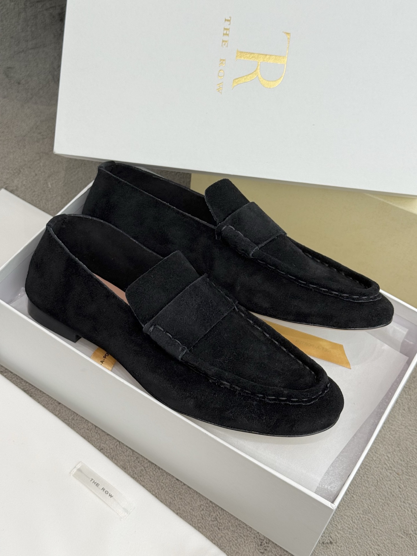 NO:494537,The row fw25 new arrival~ tr 25 autumn and winter suede loafers new product, high mercerized beef reverse velvet material, delicate texture, soft and glutinous feel, comfortable and without running-in period!  Although the material is soft, the shoe shape is very simple to the extreme, and the slack feels full!  Customized single-layer reverse velvet calfskin on the upper, imported cowhide sole from Italy!  size 35-41, loafers, cowhide, chamois leather19860909莞产 The row fw25 new arrival～ tr 25秋冬麂皮乐福鞋新品 高丝光牛反绒材质,质地细腻手感软糯,脚感舒适没有磨合期！ 料子虽软,鞋子形体很好简约到极致,松弛感拉满！ 鞋面定制单层反绒小牛皮,意大利进口牛皮底底！ size 35-41,乐福鞋,loafers,cowhide,chamois leather,Women's Shoes