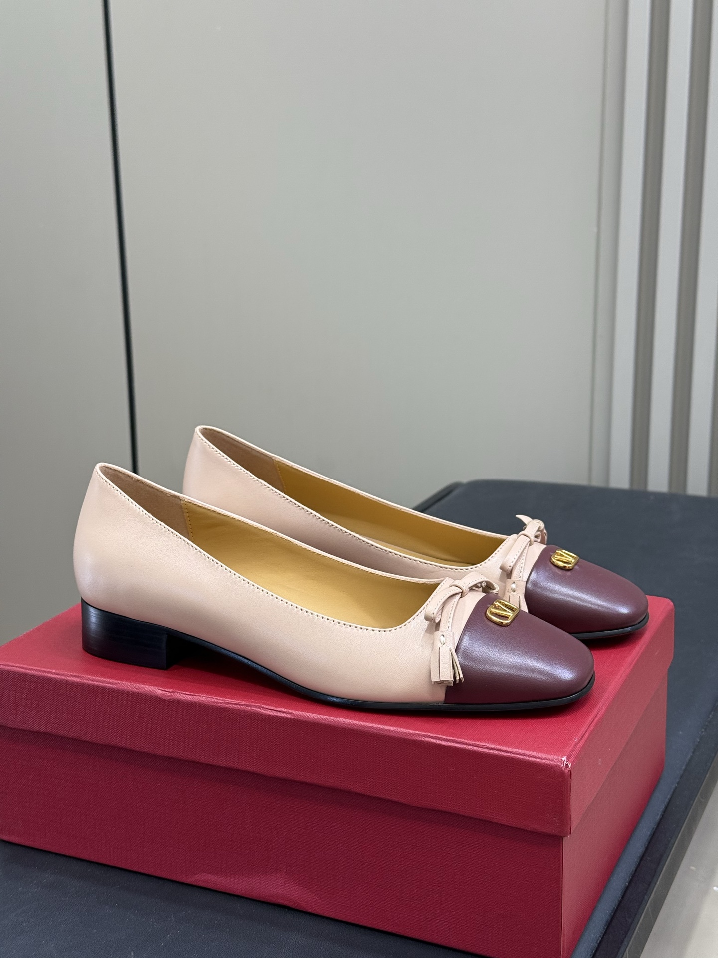 NO:462262,The beauty of ballet shoes is only known when worn. Valentino's new two-color ballet shoes are too easy to get on [Wow R] Not only has brand recognition, but also combines elegance, French retro style and modernity!  The lambskin is super soft and there is no running-in period at all!  Italy imported cowhide soles siz goose 35-41, ballet shoes, valentino, cowhide, sheepskin19860909芭蕾舞鞋的美,只有穿上才知道 华伦天奴的新款双色芭蕾舞鞋太容易上头啦[哇R] 不仅具有品牌辨识度,更是集优雅,法式复古风情与现代感完美结合！ 小羊皮超软的,完全没有磨合期！意大利进口牛皮底 siz鹅35-41,芭蕾舞鞋,valentino,cowhide,sheepskin,Women's Shoes
