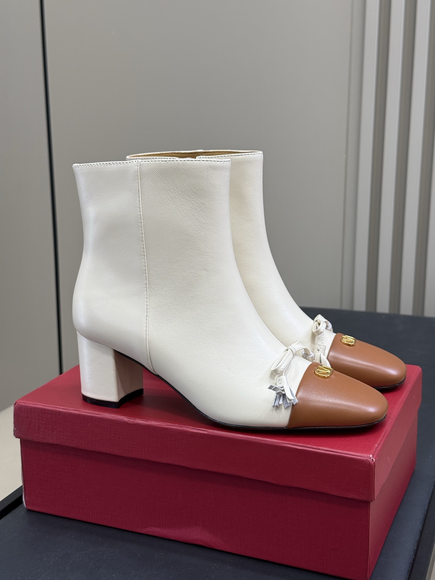 NO:462257,valentino fw25 sheepskin short boots color-blocked lambskin short boots, a super versatile and unselectable item!  The design of small thick heels and small square heads is very charming. Sheepskin noodles and sheepskin, imported cowhide sole size 35-41, boots, valentino, boots, cowhide, sheepskin19860909valentino fw25 羊皮短靴 拼色的小羊皮短靴,超级百搭不挑人的单品！ 小粗跟、小方头的设计,很有韵味呀 羊皮面羊皮里,意大利进口牛皮底 size 35-41,靴子,valentino,boots,cowhide,sheepskin,Women's Shoes