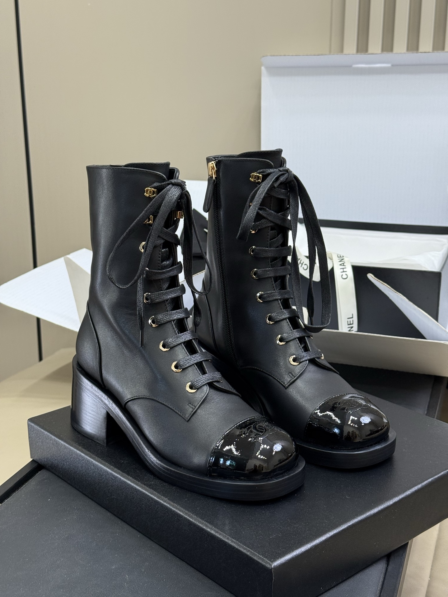 
chanel fw25 new arrival～
小香25秋冬新款机车靴，这种经典靴型年复一年地出，基