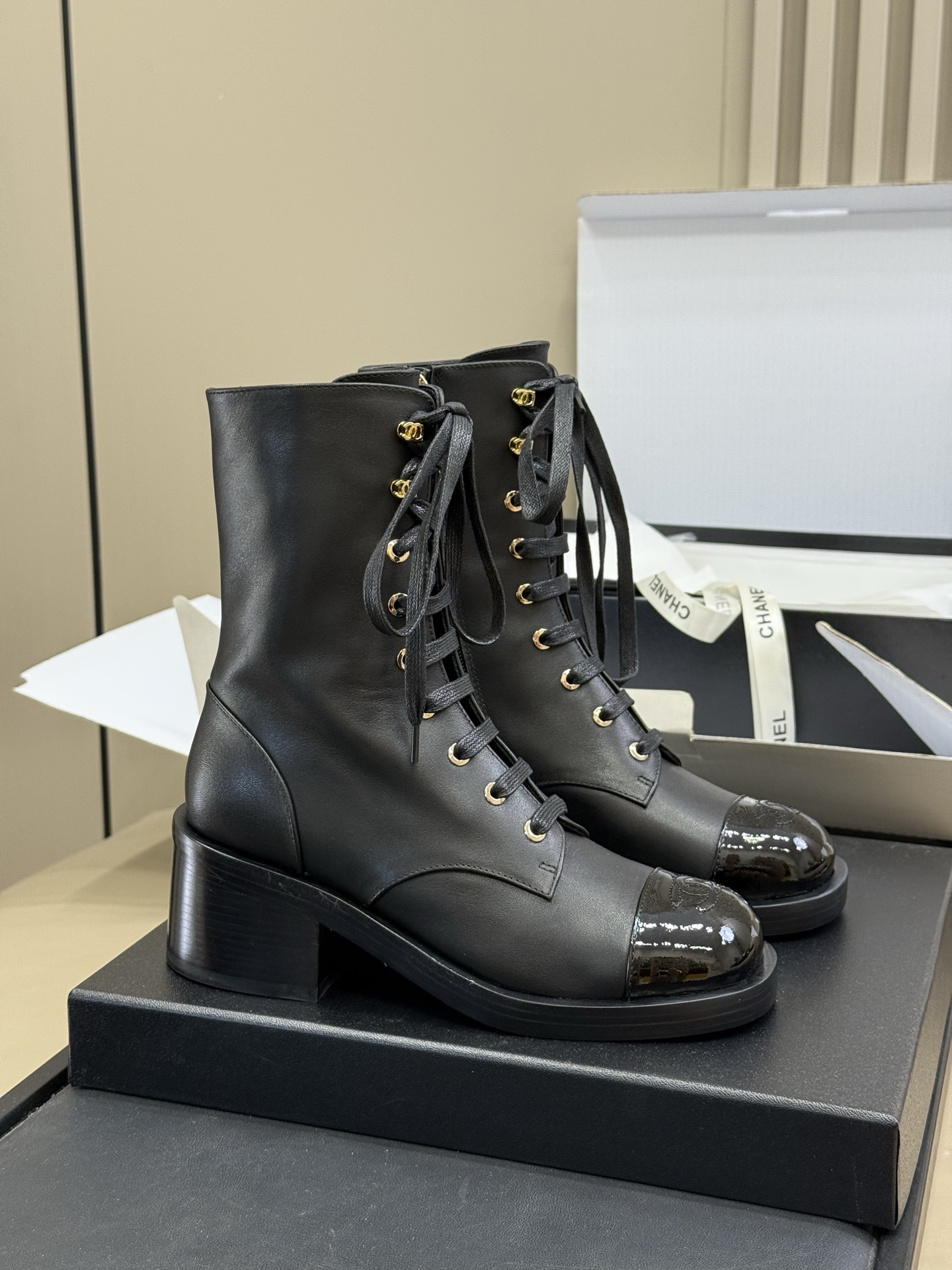 
chanel fw25 new arrival～
小香25秋冬新款机车靴，这种经典靴型年复一年地出，基
