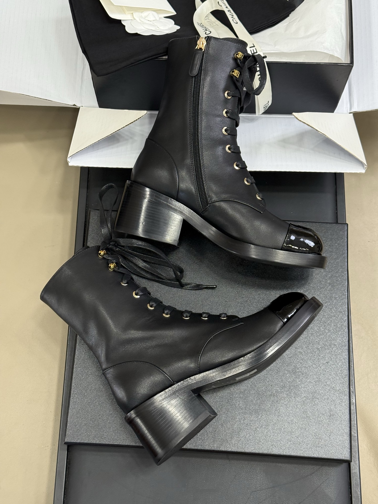 
chanel fw25 new arrival～
小香25秋冬新款机车靴，这种经典靴型年复一年地出，基