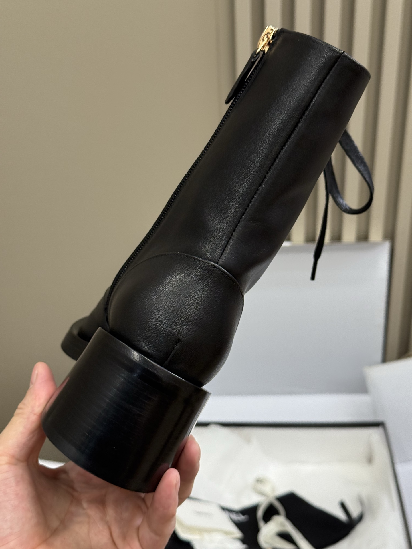
chanel fw25 new arrival～
小香25秋冬新款机车靴，这种经典靴型年复一年地出，基