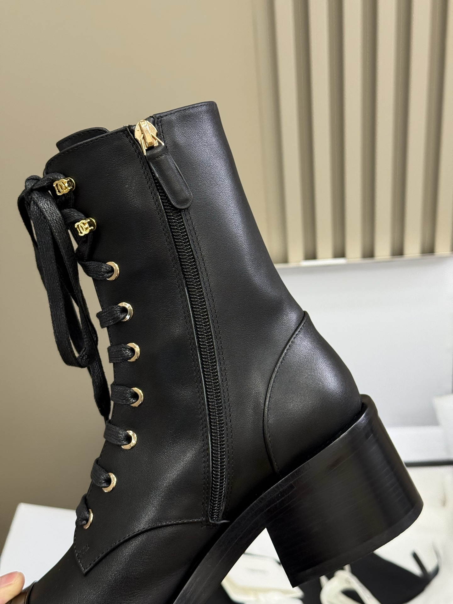 
chanel fw25 new arrival～
小香25秋冬新款机车靴，这种经典靴型年复一年地出，基