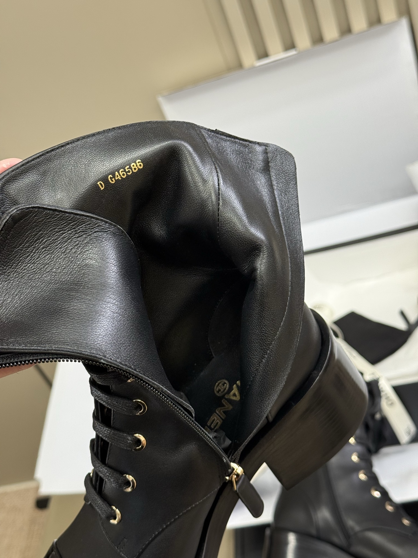 
chanel fw25 new arrival～
小香25秋冬新款机车靴，这种经典靴型年复一年地出，基