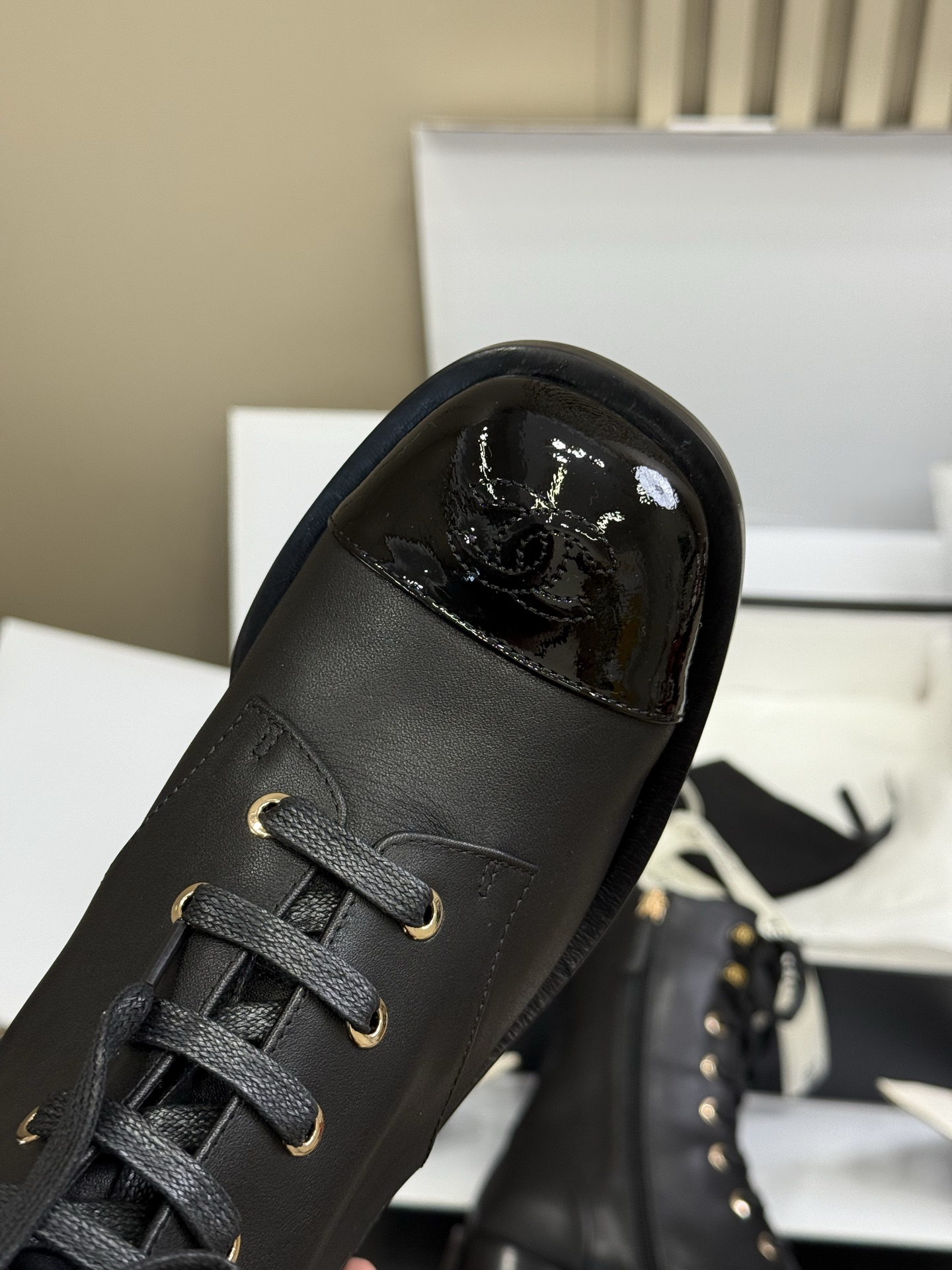 
chanel fw25 new arrival～
小香25秋冬新款机车靴，这种经典靴型年复一年地出，基