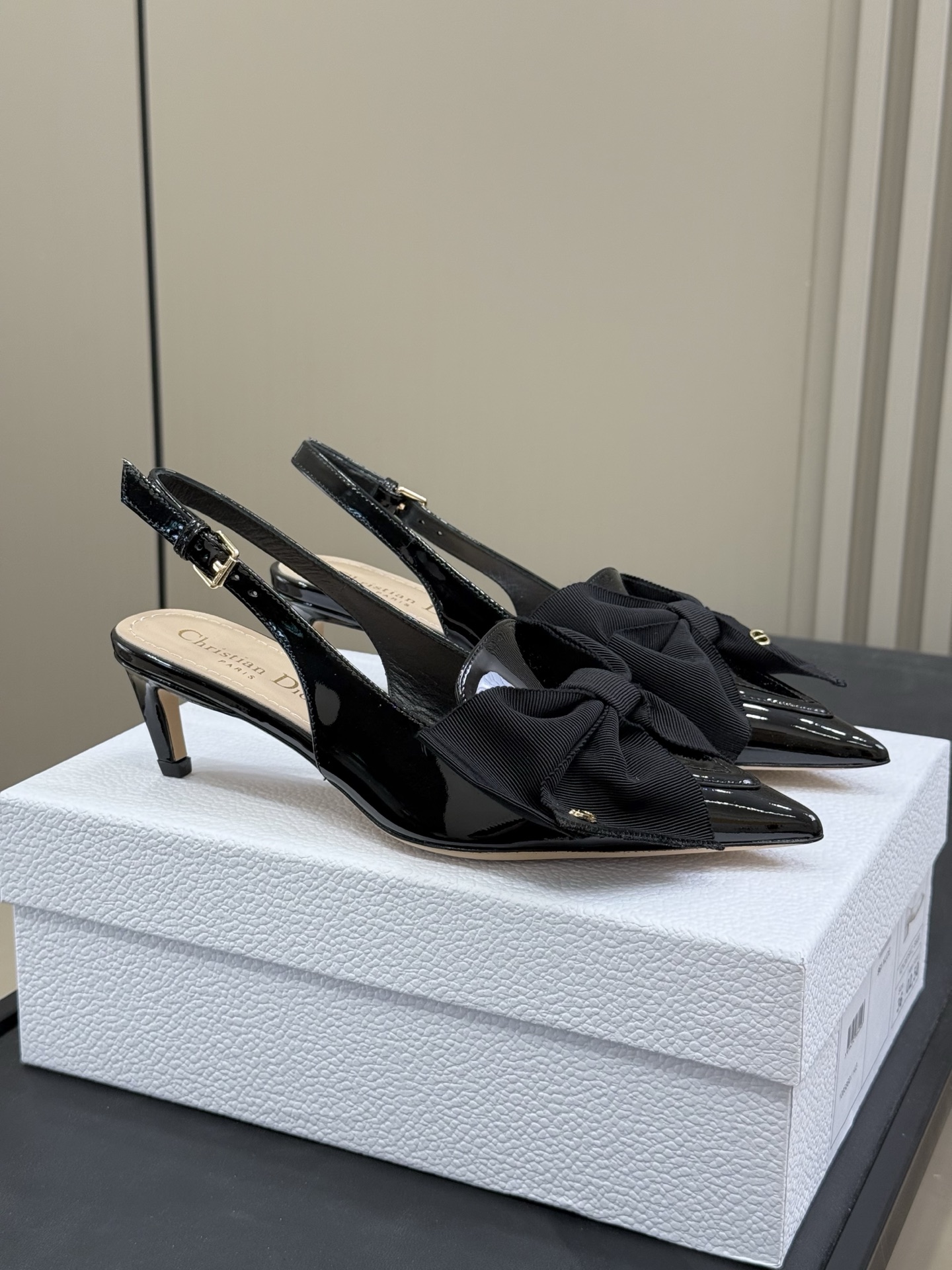 NO:460339,Top quality Dior fw25 new arrival~ cd 25 autumn and winter bow slingback, big exercise bow, so beautiful Chic small curved heels, paired with small pointed toe, sexy and cute patent leather upper sheepskin inner, natural color imported cowhide sole size 35-41, high heels sandals, dior, sandals, high heels, cowhide, sheepskin19860909顶级品质 Dior fw25 new arrival～ cd 25秋冬蝴蝶结 slingback,大大的锻炼蝴蝶结,好美呀 别致的小弯跟,搭配小尖头,性感可爱 漆皮鞋面 羊皮内里,本色意大利进口牛皮底 size 35-41,高跟鞋凉鞋,dior,sandals,high heels,cowhide,sheepskin,Women's Shoes