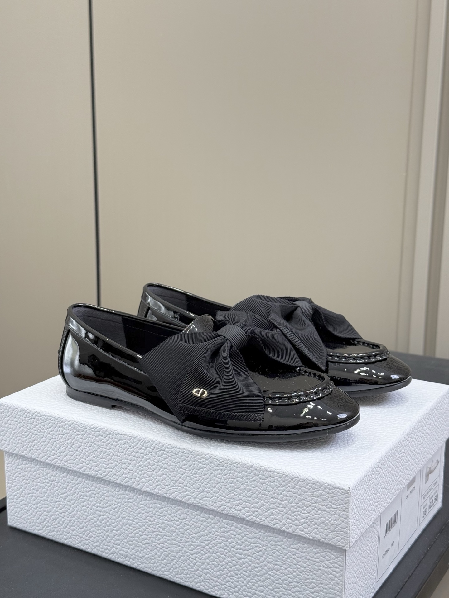 NO:460352,Top quality dior fw 25 new arrival~ cd 25 autumn and winter bow loafers new product Satin bow is so cute, exquisite and generous, I like it very much. Patent leather and velvet upper, sheepskin inner lining, genuine leather sole forefoot injection molding!  size 35-41, single shoes, dior, loafers, sheepskin19860909顶级品质 dior fw 25 new arrival～ cd 25秋冬蝴蝶结乐福鞋新品 缎面蝴蝶结好可爱,精致大方,好喜欢 鞋面漆皮和丝绒,羊皮内里, 真皮底 前掌注塑！ size 35-41,单鞋,dior,loafers,sheepskin,Women's Shoes