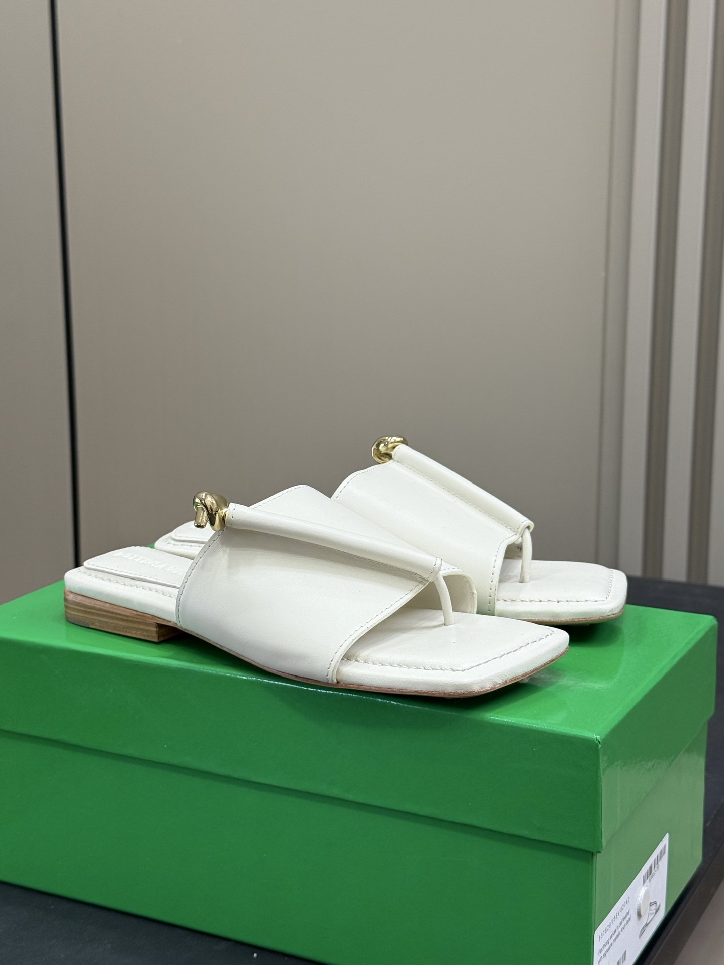 NO:462279,New BV slippers must-have for internet celebrities! BV | Solstice Flat Thong These slippers are paired with BV's signature metal texture knot details, and are paired with very high-end leather texture. The outside is cowhide and wear-resistant, and the inside is sheepskin. The feet feel super comfortable! I'll give 100 points to BV Prefall! ! Totally exploded and beautiful~~~~ size 35-41, slippers, bottega veneta, slippers, cowhide, sheepskin19860909BV新款拖鞋 網紅必備！ BV | Solstice Flat Thong 這雙拖鞋配上BV標誌性金屬質感繩結細節 配上非常高級的皮革質感 外面採用牛皮耐穿耐磨,裡面採用羊皮 腳感超級舒服！ BV Prefall這雙鞋我給100分！！ 完全炸裂美到不行～～～～ size 35-41,拖鞋,bottega veneta,slippers,cowhide,sheepskin,Women's Shoes