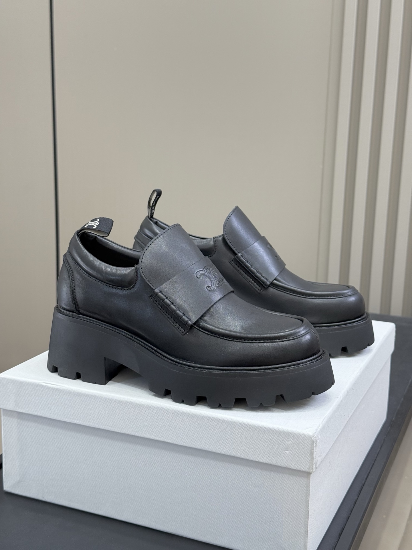 
celien fw25 new arrival～
塞林25秋冬厚底乐福鞋新品❤️
经典凯旋门logo装