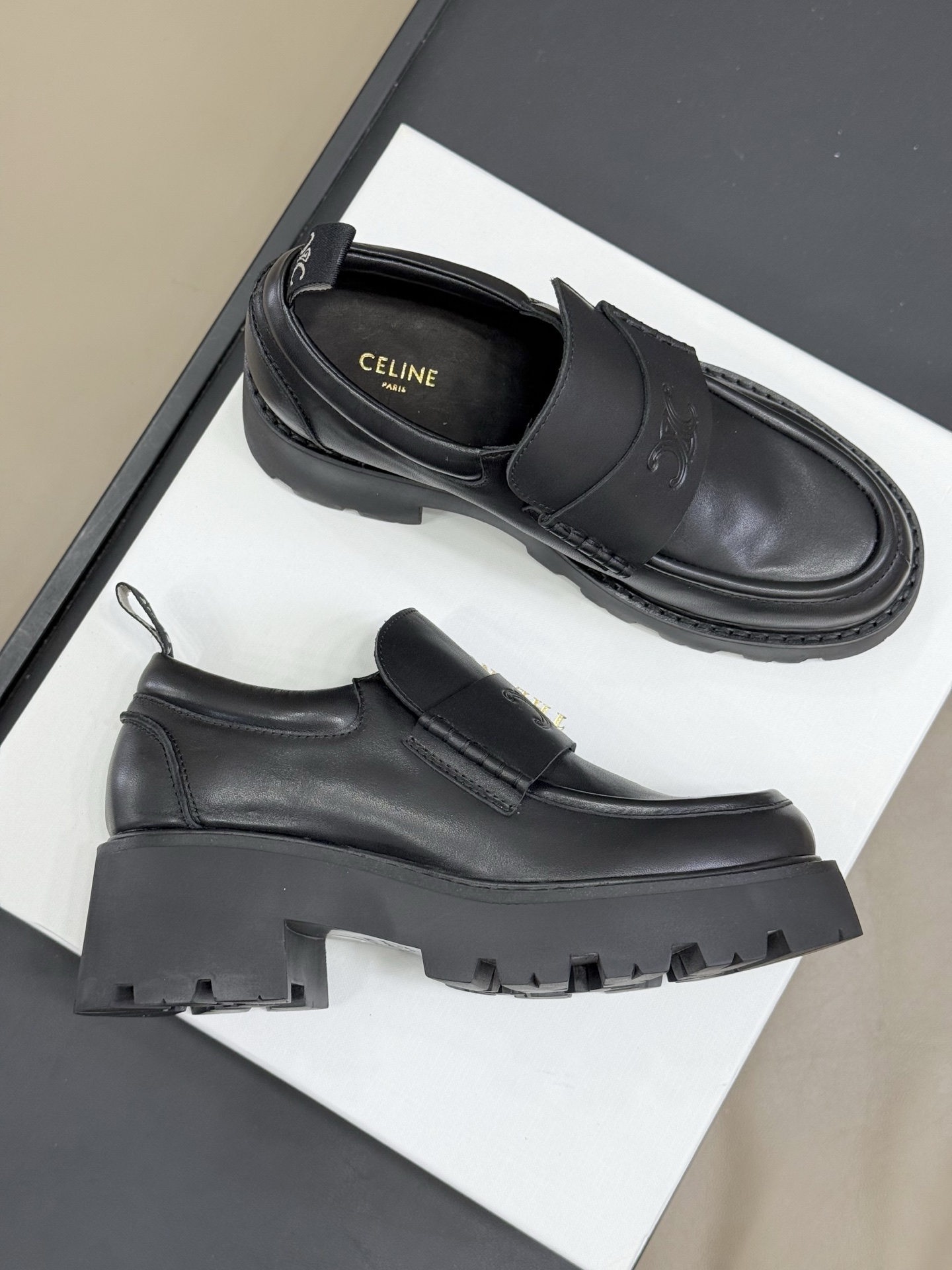 
celien fw25 new arrival～
塞林25秋冬厚底乐福鞋新品❤️
经典凯旋门logo装