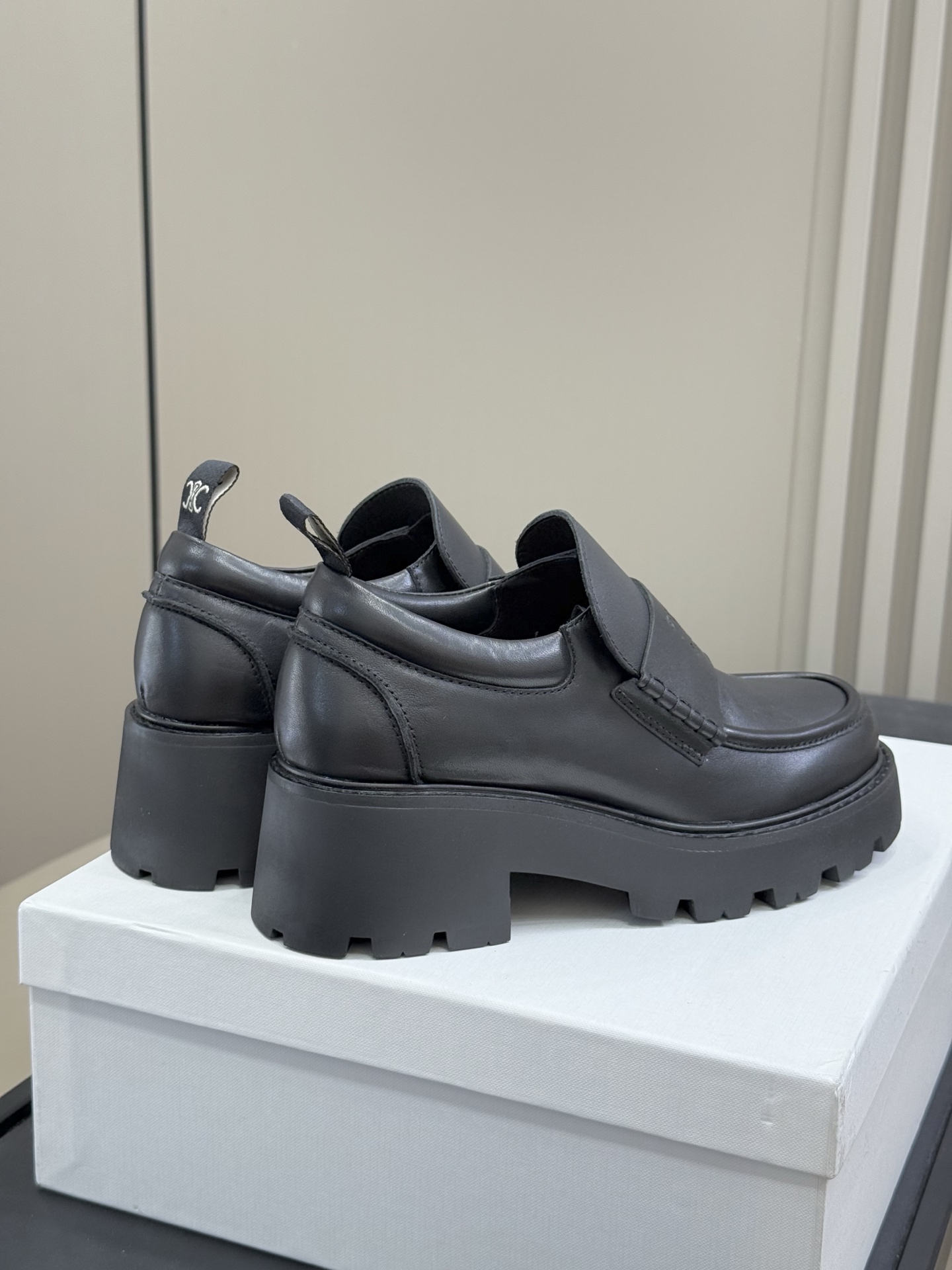 
celien fw25 new arrival～
塞林25秋冬厚底乐福鞋新品❤️
经典凯旋门logo装