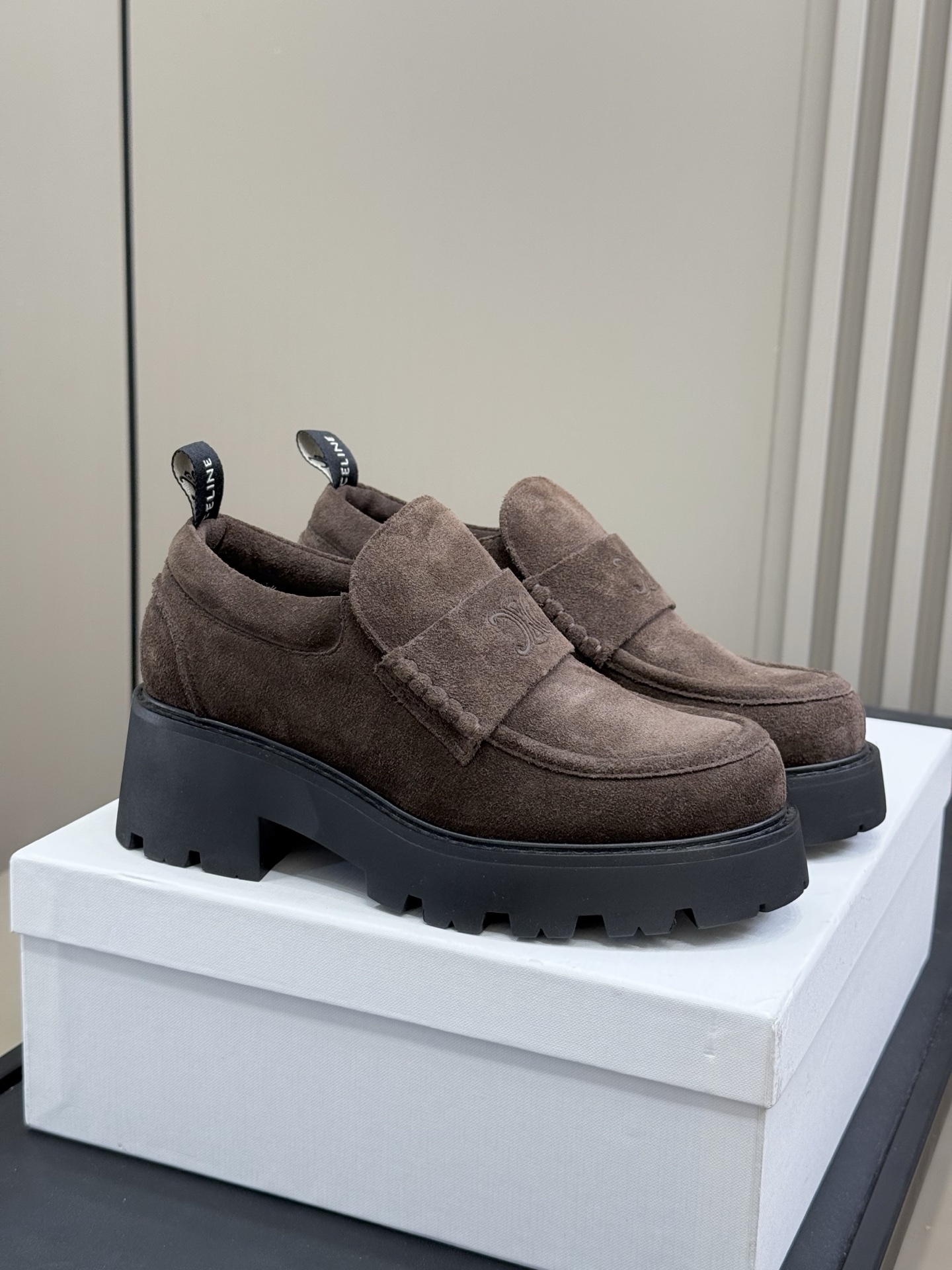 
celien fw25 new arrival～
塞林25秋冬厚底乐福鞋新品❤️
经典凯旋门logo装