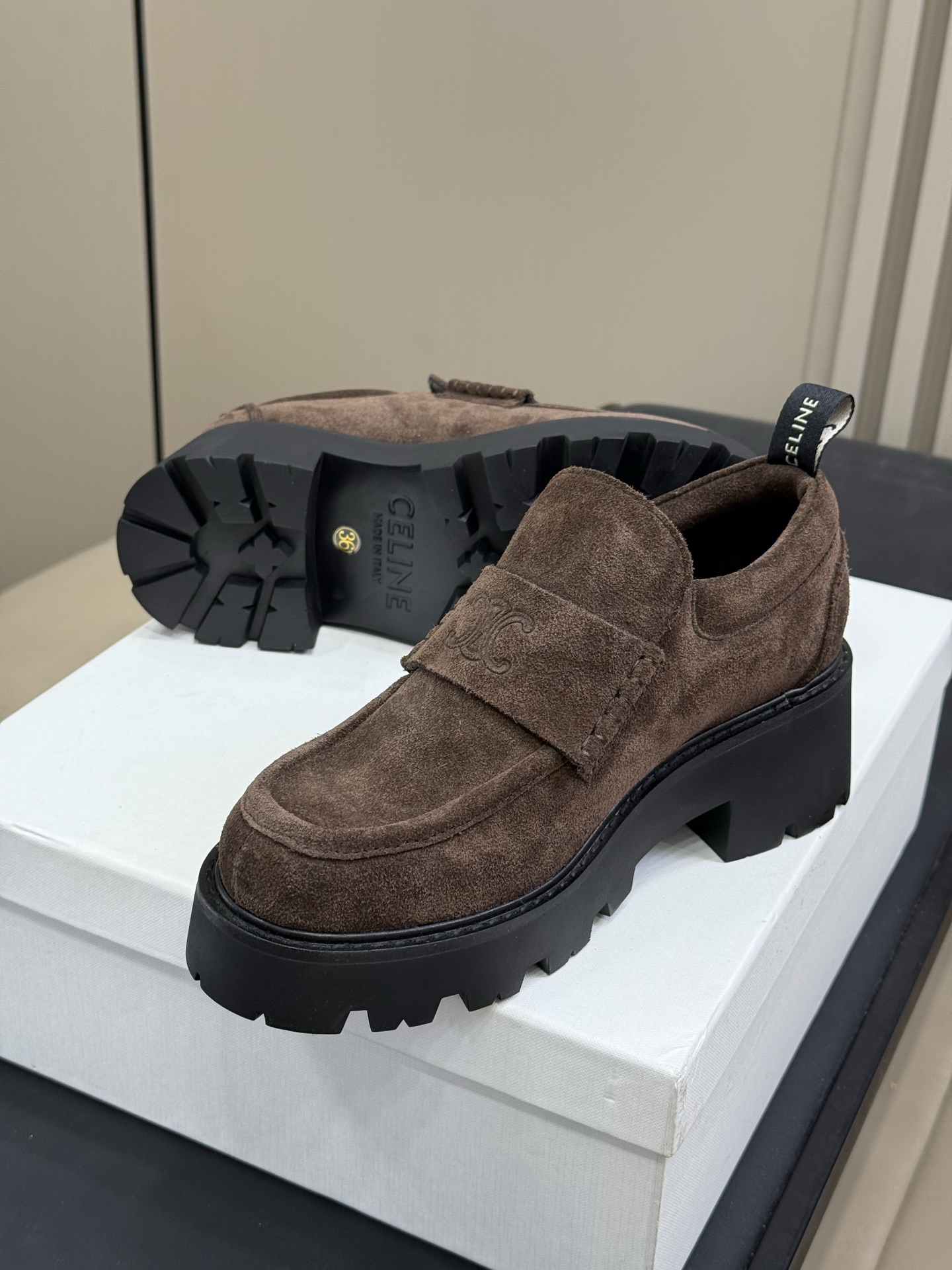
celien fw25 new arrival～
塞林25秋冬厚底乐福鞋新品❤️
经典凯旋门logo装