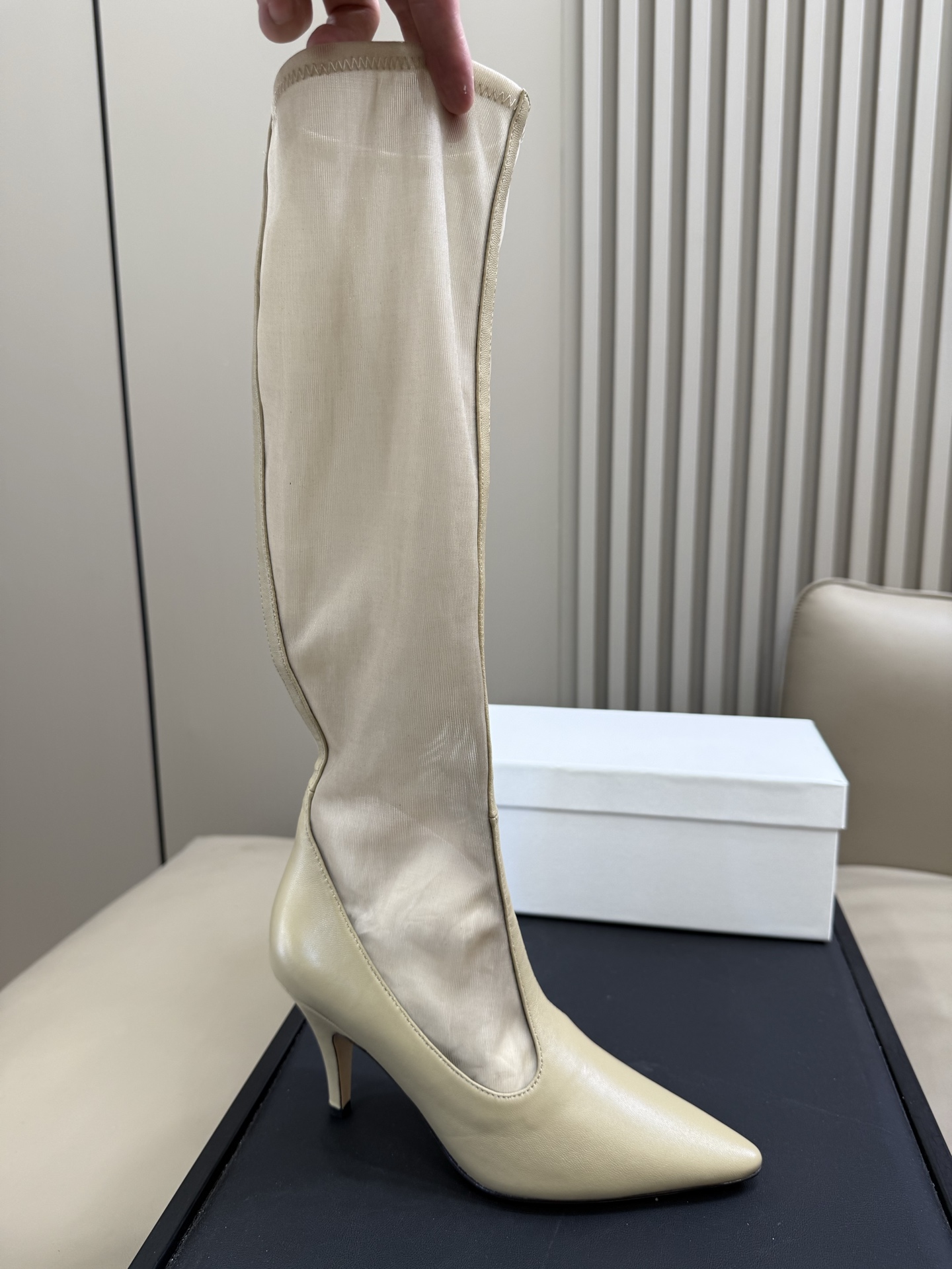 NO:460269,Top quality In The Row 2025 spring and summer series, minimalist luxury is once again accurately implemented. This pair of 90mm Mesh Knee-High Boots continues the brand's consistent restraint and haute couture spirit, creating a boot shape that fits the leg lines like a sculpture with exquisite mesh fabric. The perspective-sensing nylon mesh is gently wrapped, which has both architectural sense and femininity. The elegant high heels of 90mm form a contrast between a slender outline and a sense of power. This boot not only retains The Row's consistent 'silent luxury' tone, but also makes breakthroughs in structure and material, making minimalist more tension. It can be combined with an Oversized tailored suit or a flowing dress to inject calm and sensual tension into the spring and summer shape.  size35-41, boots, versace, boots, skirts, business suit19860909顶级品质 在The Row 2025春夏系列中,极简奢华再一次精准落地. 这双 90mm Mesh Knee-High Boots 延续品牌一贯的克制与高定精神,以精致网眼面料打造如雕塑般贴合腿部线条的靴型.透视感的尼龙网纱轻柔包裹,既有建筑感,又不失女性气质；加上90毫米的优雅高跟,形成了纤长轮廓与力量感的对比. 这款靴子既保留了The Row一贯的“silent luxury” 基调,又在结构与材质上有所突破,让极简变得更有张力.可与Oversized剪裁的西装、或飘逸连衣裙组合,为春夏造型注入冷静又感性的张力. size35-41,靴子,versace,boots,skirts,business suit,Women's Shoes