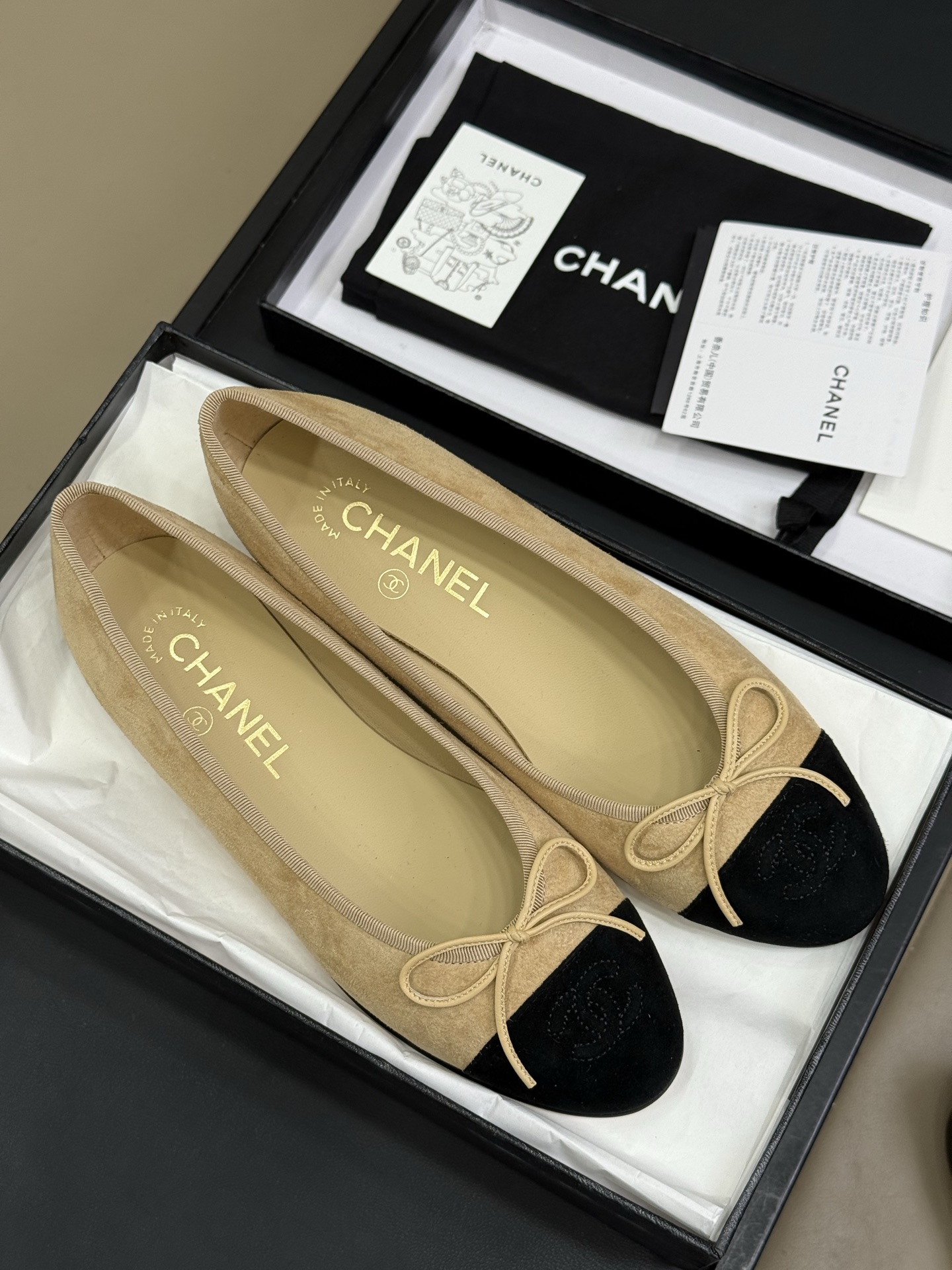 NO:460262,Top quality chanel fw25 new arrival-～ Xiaoxiang 25 autumn and winter suede series, classic heart color matching!  The sheep reverse velvet leather brings a soft and elegant texture, which complements autumn and winter clothing!  Italy imported cowhide bottom!  size 34-43 (34, 40, 41, 42, 43 customized), single shoe sandals, chanel, sandals, cowhide, chamois leather19860909顶级品质 chanel fw25 new arrival-～ 小香25秋冬麂皮系列,经典款心配色！ 羊反绒皮料带来柔和典雅的质感,与秋冬衣物相得益彰！意大利进口牛皮底！ size 34-43（34、40、41、42、43 定制）,单鞋凉鞋,chanel,sandals,cowhide,chamois leather,Women's Shoes