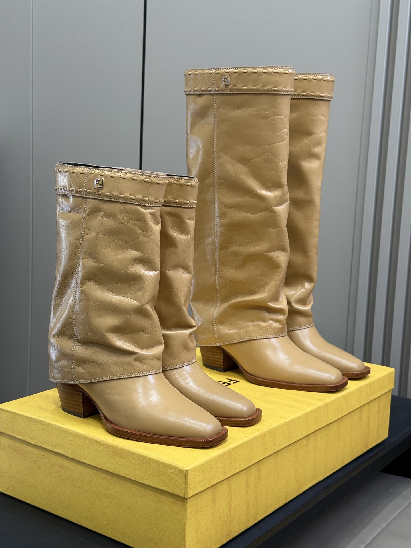NO:460322,Top quality medium and short FENDI trouser boots, new autumn and winter products are launched~ #FENDI Fendi #New #Fendi Boots #FENDI trouser boots FENFI latest high boots, this year's boots are called trouser boots, super invincible and fashionable, boot wrapping heels, fashionable and avant-garde and full of energy!  The calf leather has a great texture, and the upper body has a 180-odd tall person!  Soles imported from Italy, cowhide sole, injection molded forefoot!  size35-41 short medium high boots fendi fendi boots cowhide19860909顶级精品中 短 FENDI 裤管靴 秋冬新品上线～ #FENDI 芬迪 ＃新款 #Fendi靴子 #FENDI裤管靴 FENFI 最新款高筒靴,今年的靴子叫裤管靴,超级无敌时髦,靴筒包裹鞋跟,时尚前卫带感劲儿十足！ 小牛皮质感超好,上身180大高个既视感！鞋底意大利进口牛皮底,注塑前掌！ size35-41 短 中 高,靴子,fendi,fendi,boots,cowhide,Women's Shoes