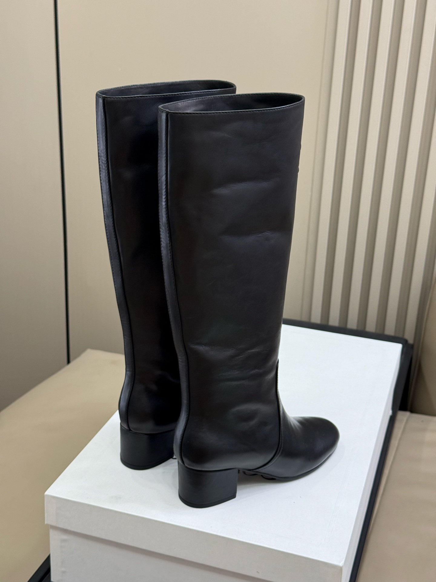 
celine 秋冬凯旋门长靴新品
膝下的高度，轻松驾驭的！ 
小粗跟很稳妥，舒适度不用担心呀！凯旋门l