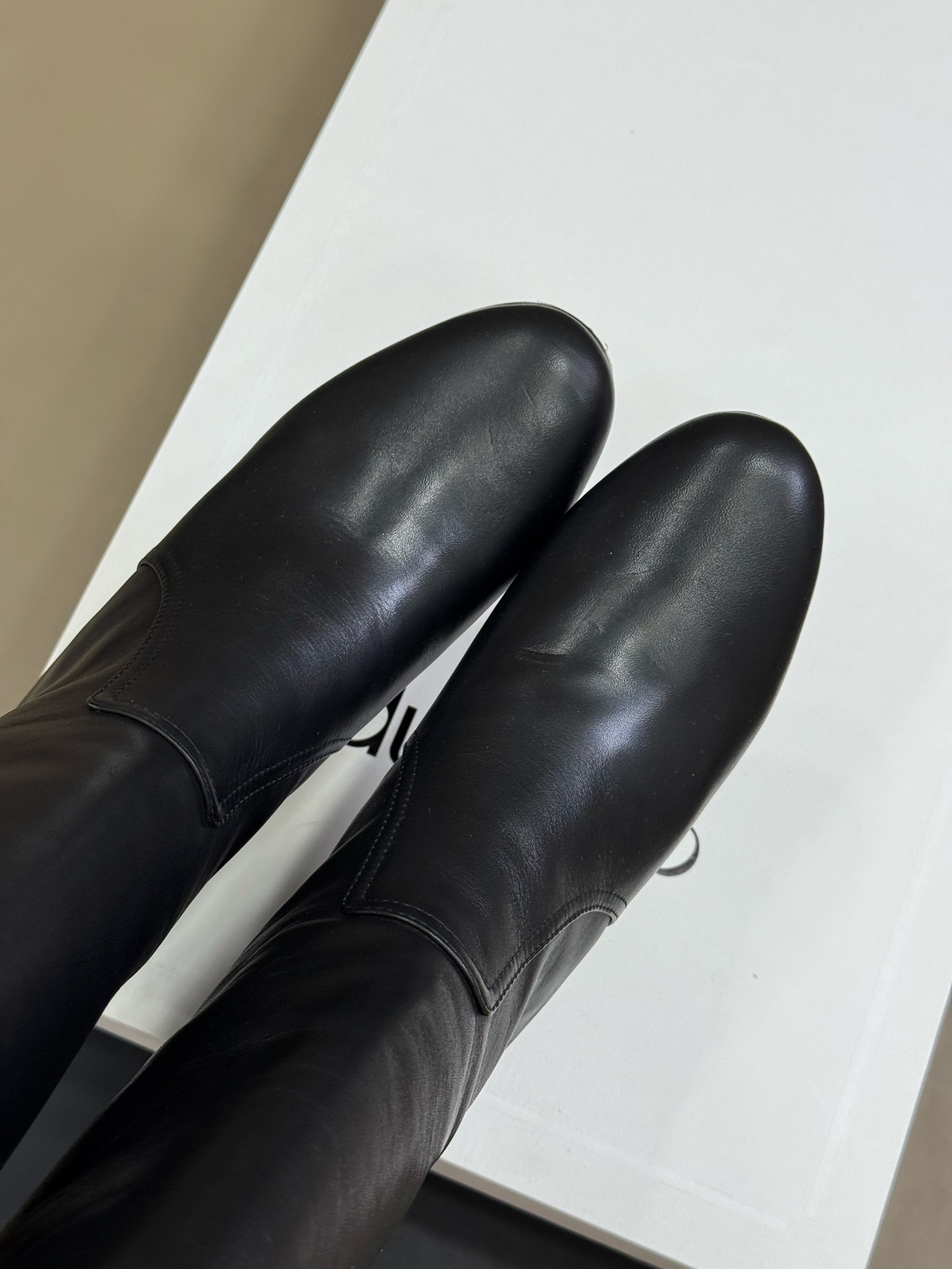 
celine 秋冬凯旋门长靴新品
膝下的高度，轻松驾驭的！ 
小粗跟很稳妥，舒适度不用担心呀！凯旋门l
